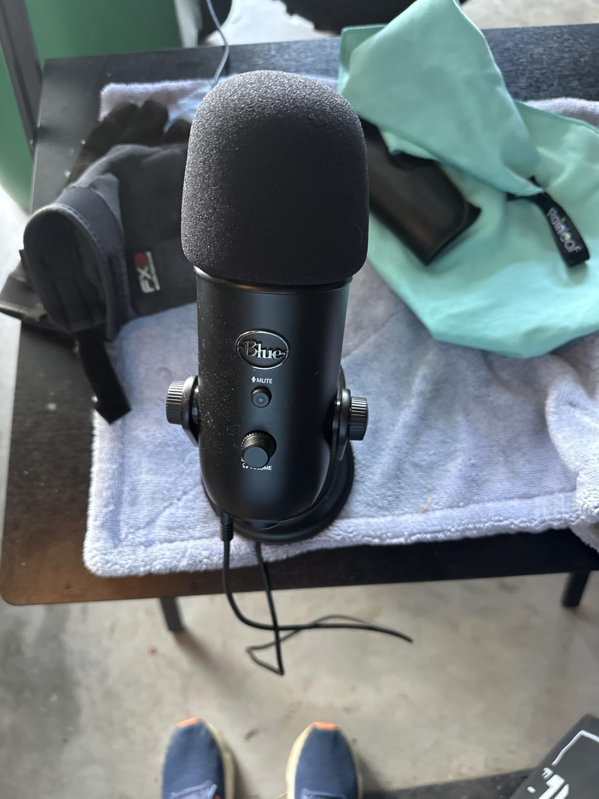 Logitech Creators Blue Yeti USB Microphone for PC, Mac, Gaming, Recording, Streaming, Podcasting, Studio and Computer Condenser Mic with Blue VO!CE effects, 4 Pickup Patterns, Plug and Play - Blackout customer photo 2