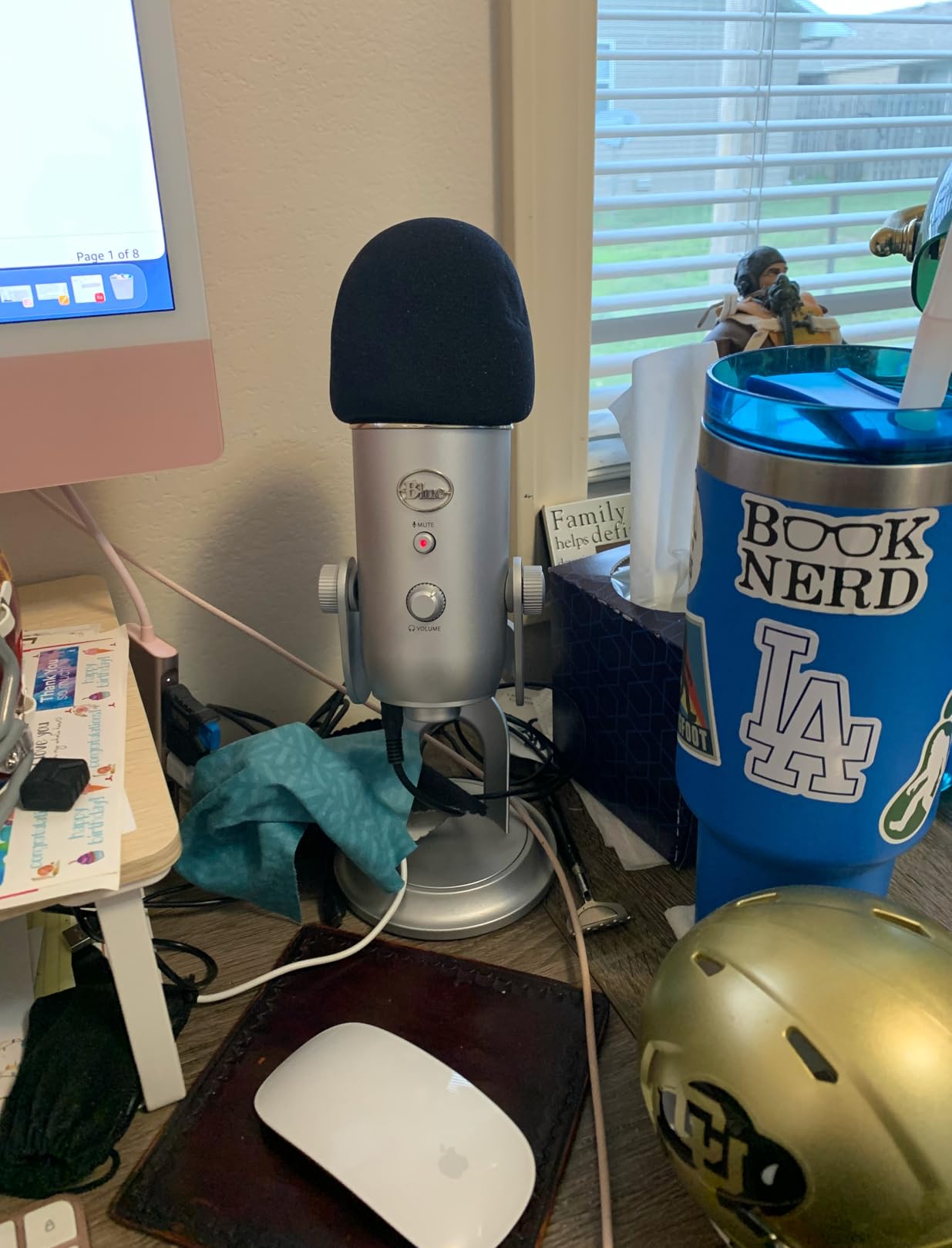 Logitech Creators Blue Yeti USB Microphone for PC, Gaming, Streaming, Podcasting customer photo 1