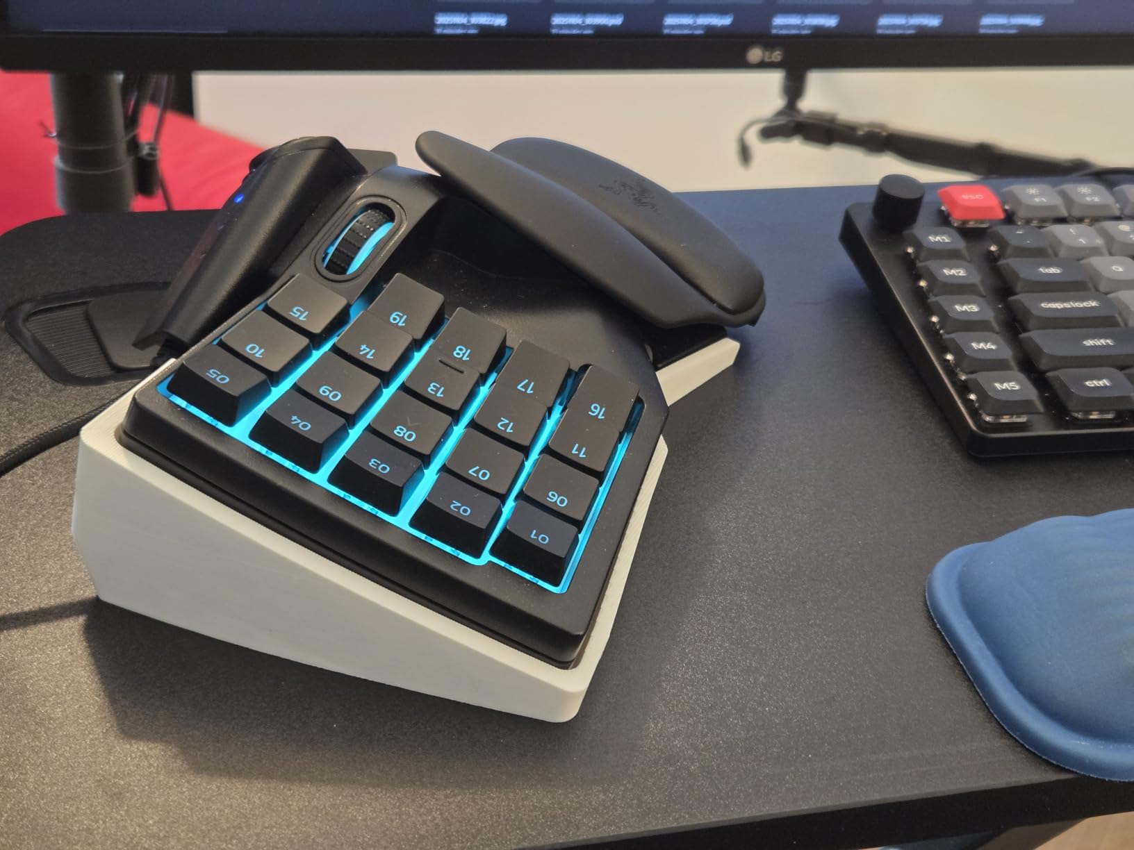 Razer Tartarus V2 Left-Handed Gaming Keypad, 32 Programmable Keys customer photo 1