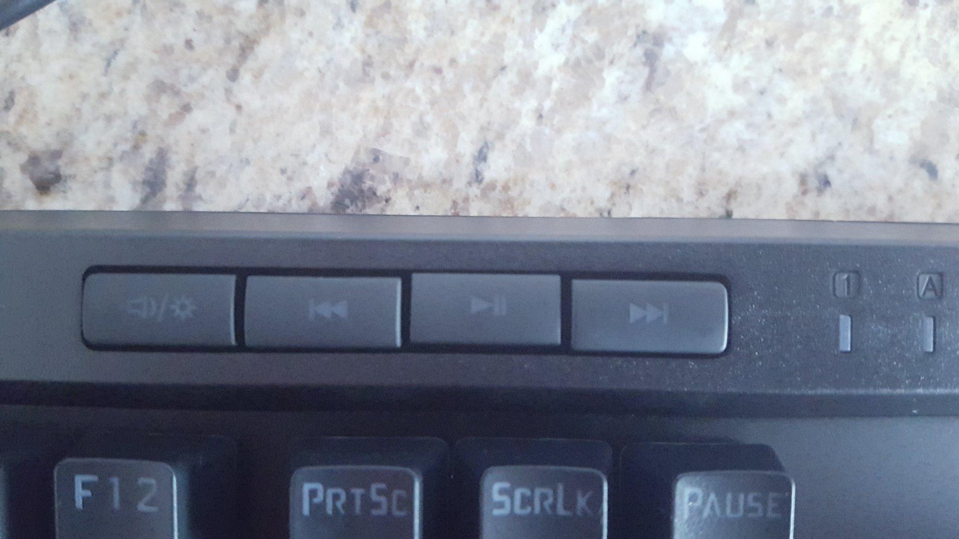 Redragon K580 VATA RGB LED Backlit Mechanical Gaming Keyboard with Macro Keys & Dedicated Media Controls, Hot-Swappable Socket, Onboard Macro Recording (Blue Switches) customer photo 2