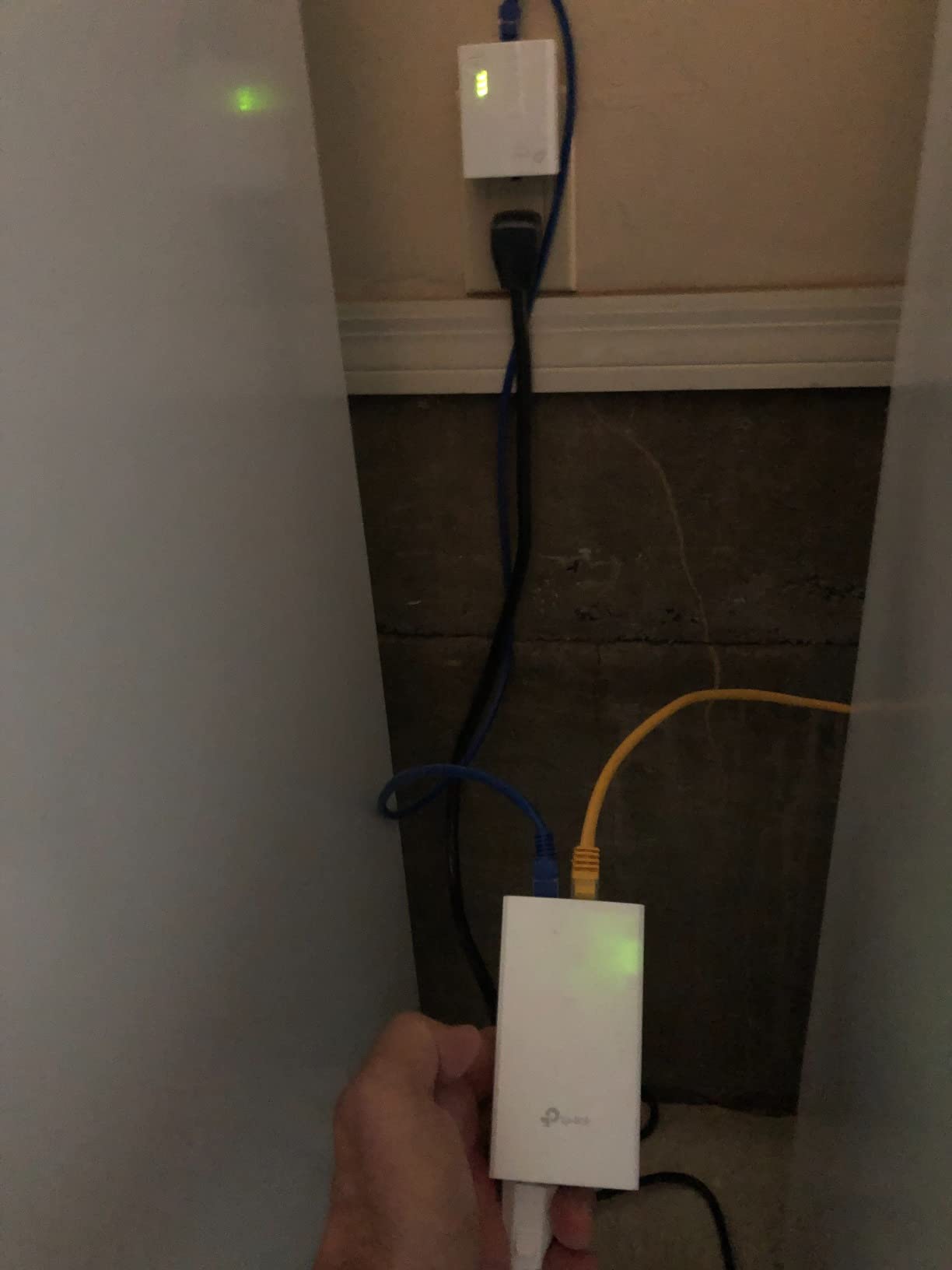 Omada 48V PoE Injector, Gigabit, Up to 24W(POE4824G) customer photo 1