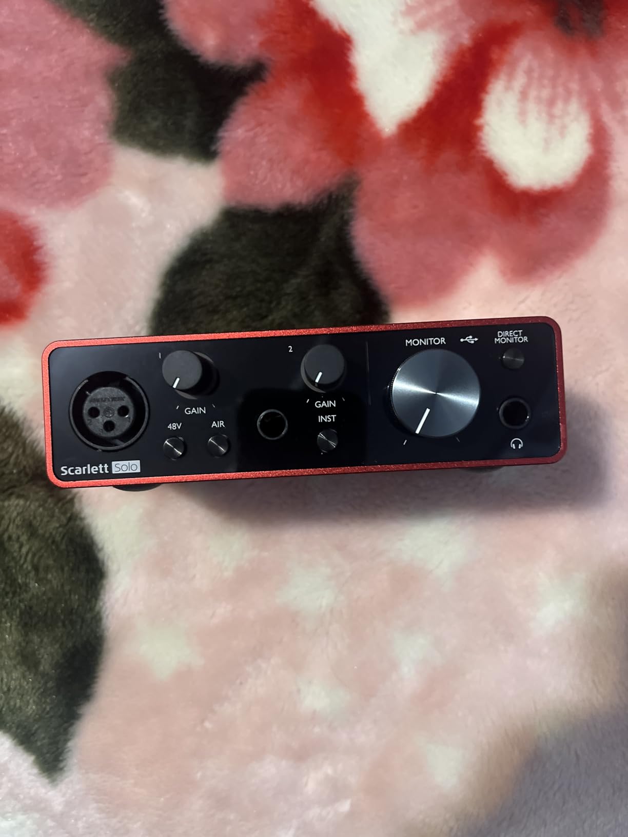 Focusrite Scarlett Solo 3rd Gen USB Audio Interface for Guitarists, Vocalists, Podcasters or Producers to record and playback studio quality sound | 1 XLR Mic Preamp, 1 Hi-Z Instrument Input, 24-Bit/192kHz, 56dB Gain Range, Air Mode, macOS/Windows/iPadOS Compatible customer photo 1