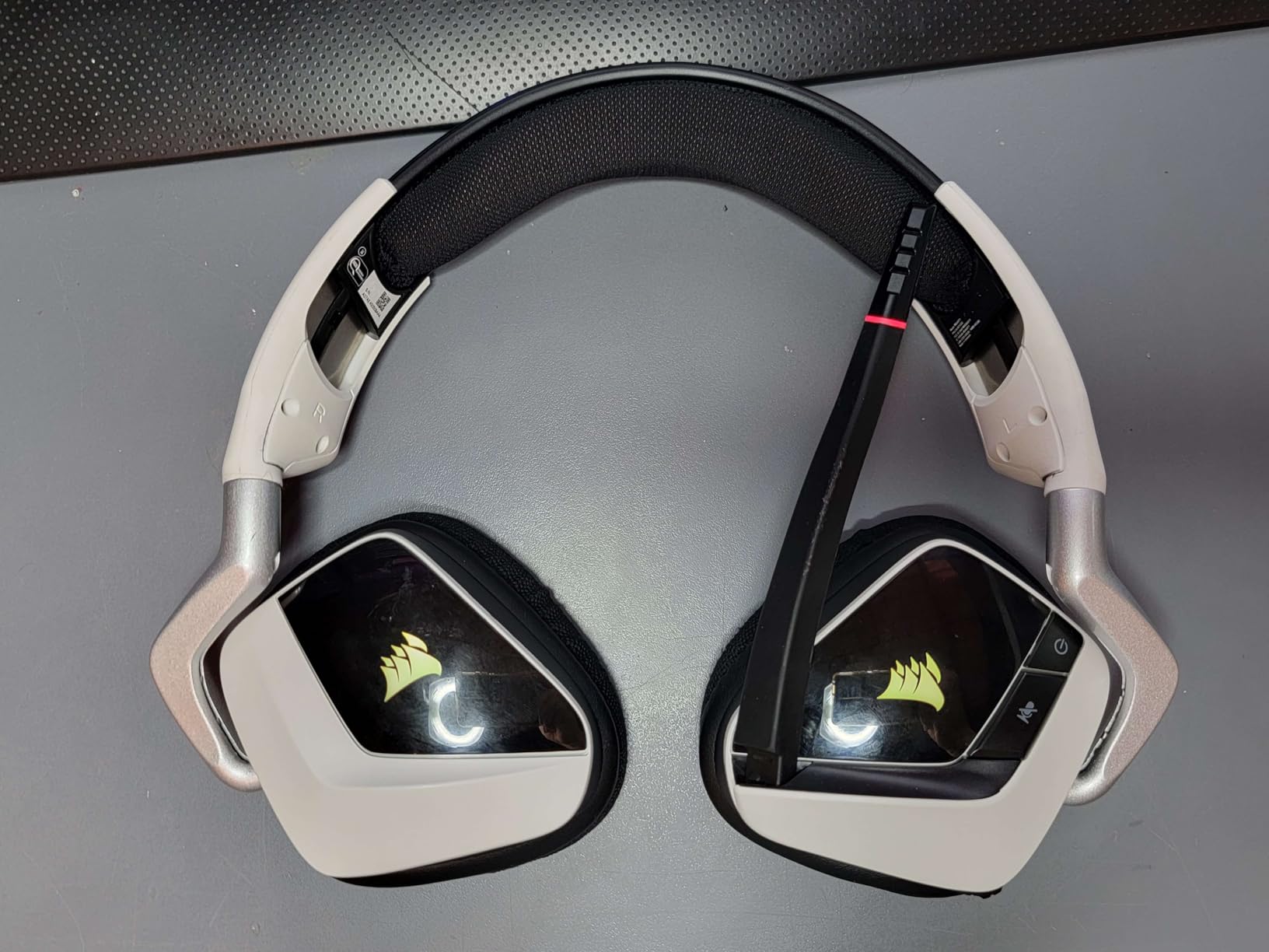 Corsair Void RGB Elite Wireless Gaming Headset - 7.1 Surround Sound - Omni-Directional Microphone - Microfiber Mesh Earpads - Up to 40ft Range - iCUE Compatible - PC, Mac, PS5, PS4 - White customer photo 1