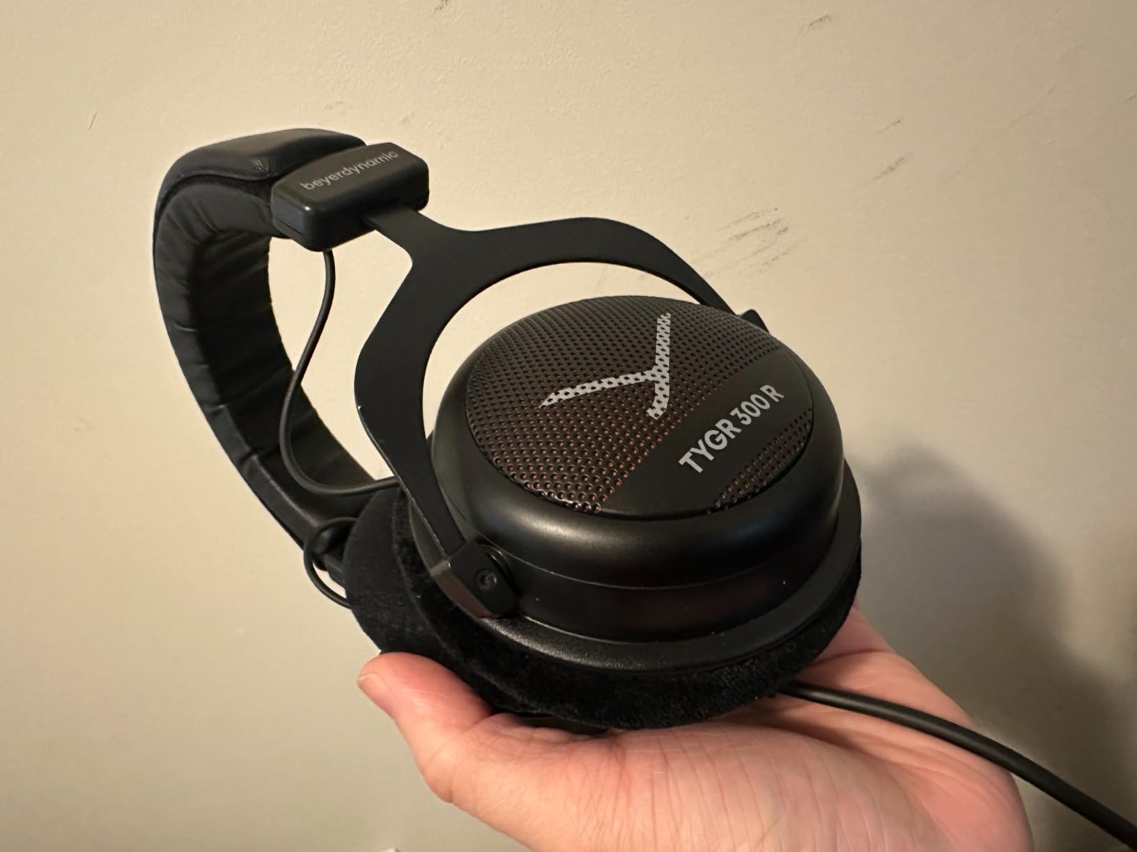 beyerdynamic TYGR 300 R Open-Back, Over Ear Gaming Headphones, Wired. Ultra Comfortable Headset. Suitable for PC, Gaming Console, Music. Handmade in Germany. Black customer photo 1