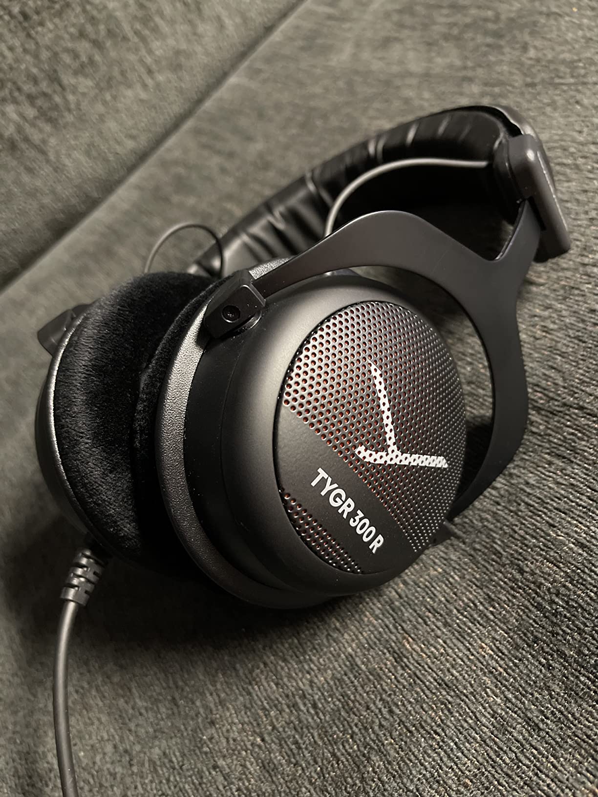 beyerdynamic TYGR 300 R Open-Back, Over Ear Gaming Headphones, Wired. Ultra Comfortable Headset. Suitable for PC, Gaming Console, Music. Handmade in Germany. Black customer photo 2