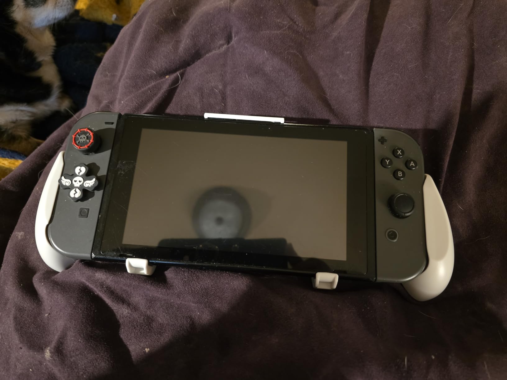 OIVO Switch Grip with Upgraded Adjustable Stand, Asymmetrical Grip with Adjustable Stand and 5 Game Slots-4 Thumb Caps Included, Black customer photo 2