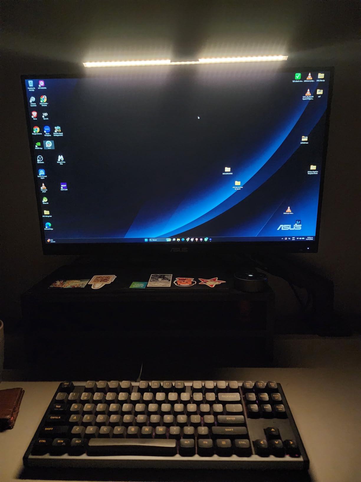 Quntis Computer Monitor Lamp, Screen Monitor Light Bar for Eye Caring, USB Reading LED Task Lamp with Auto-Dimming, Dimmable Light Bar, Touch Control, No Glare Space Saving Home Office Desk Lamps customer photo 1