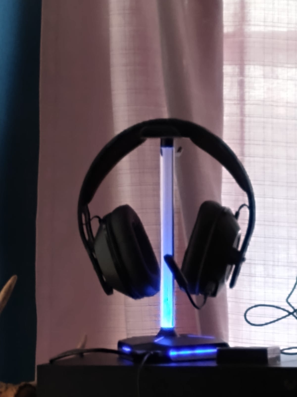 COZOO RGB Headphone Stand with 2 USB2.0 Extension Charging Port Extender Cord, Headset Stand Holder for Gamer Desktop Table Game Earphone Accessories,PC Gaming Accessories for Gamer,Gifts for Boyfriend customer photo 1