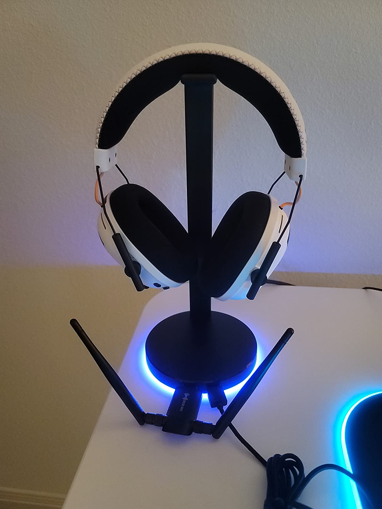 Razer Base Station V2 Chroma Headphone Headset Stand Holder: Chroma RGB Lighting - Taller Stand & Anti-Slip Ledge - USB Charging Ports - Anti-Slip Rubber Base - 3.5mm Port + Built-in DAC - Black customer photo 2