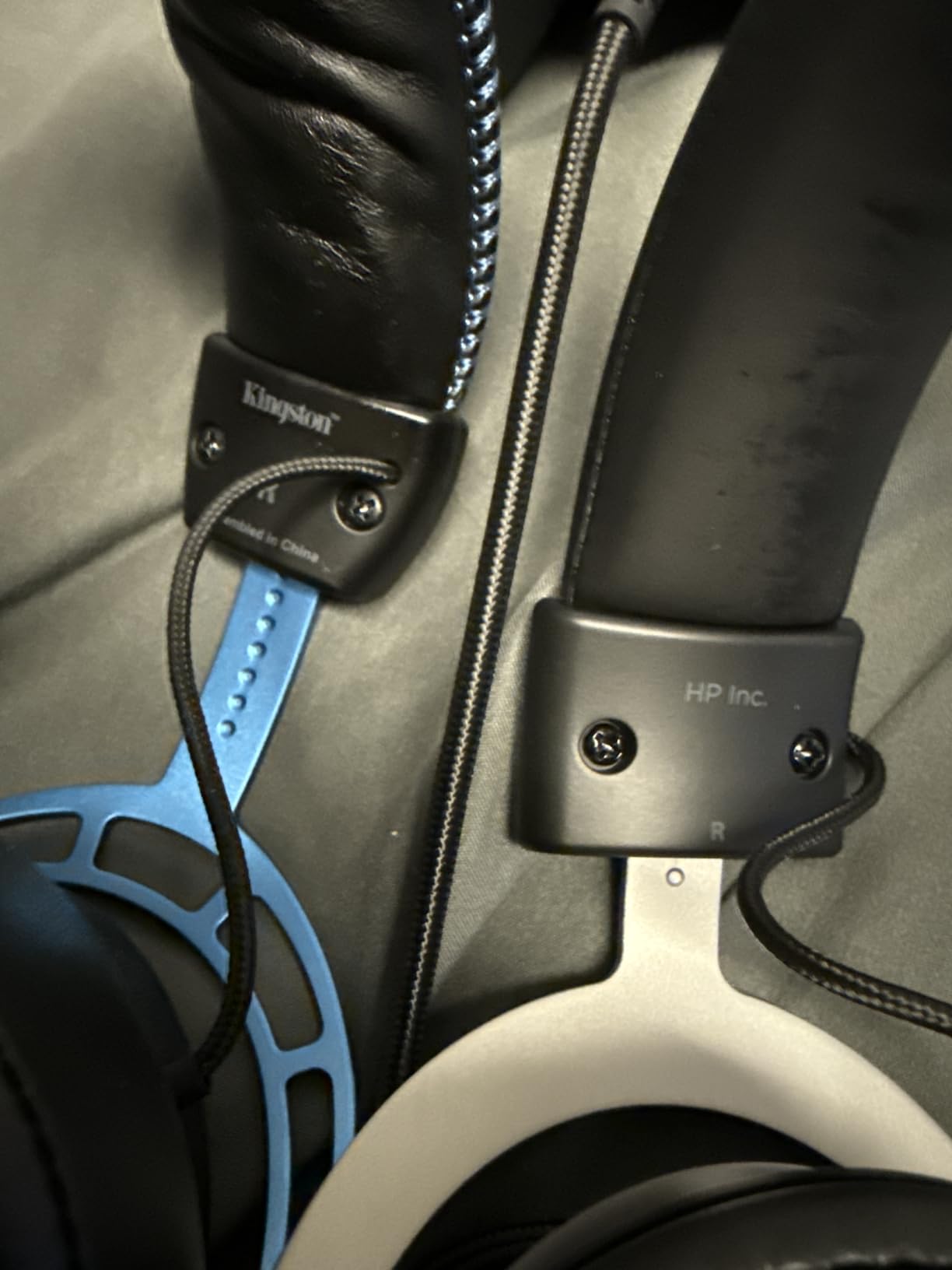 HyperX CloudX, Official Xbox Licensed Gaming Headset, Compatible with Xbox One and Series X|S, Memory Foam Ear Cushions, Detachable Noise-Cancelling Mic, in-line Audio Controls,Black/ Silver customer photo 1