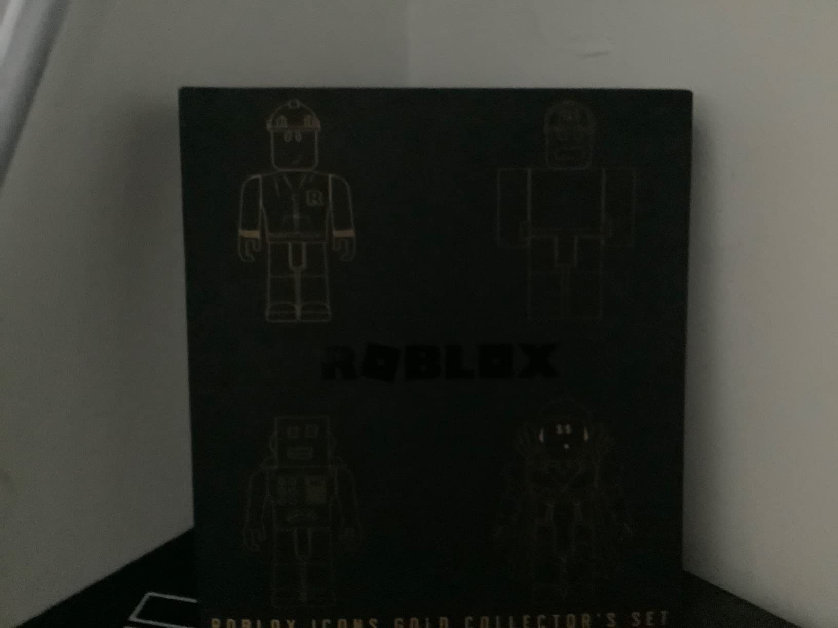 Roblox Action Collection - 15th Anniversary Roblox Icons Gold Collector's Set [Includes Exclusive Virtual Item] customer photo 1