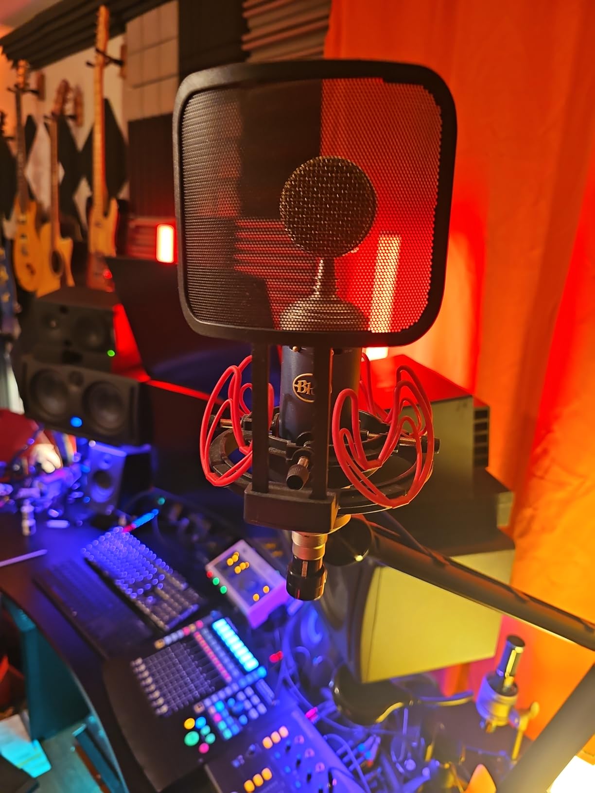 Universal Microphone Shock Mount with Pop Filter for All Microphones Size at 21mm-62mm, Includes Anti-Vibration Mic Holder and Pop Filter (Black) customer photo 2