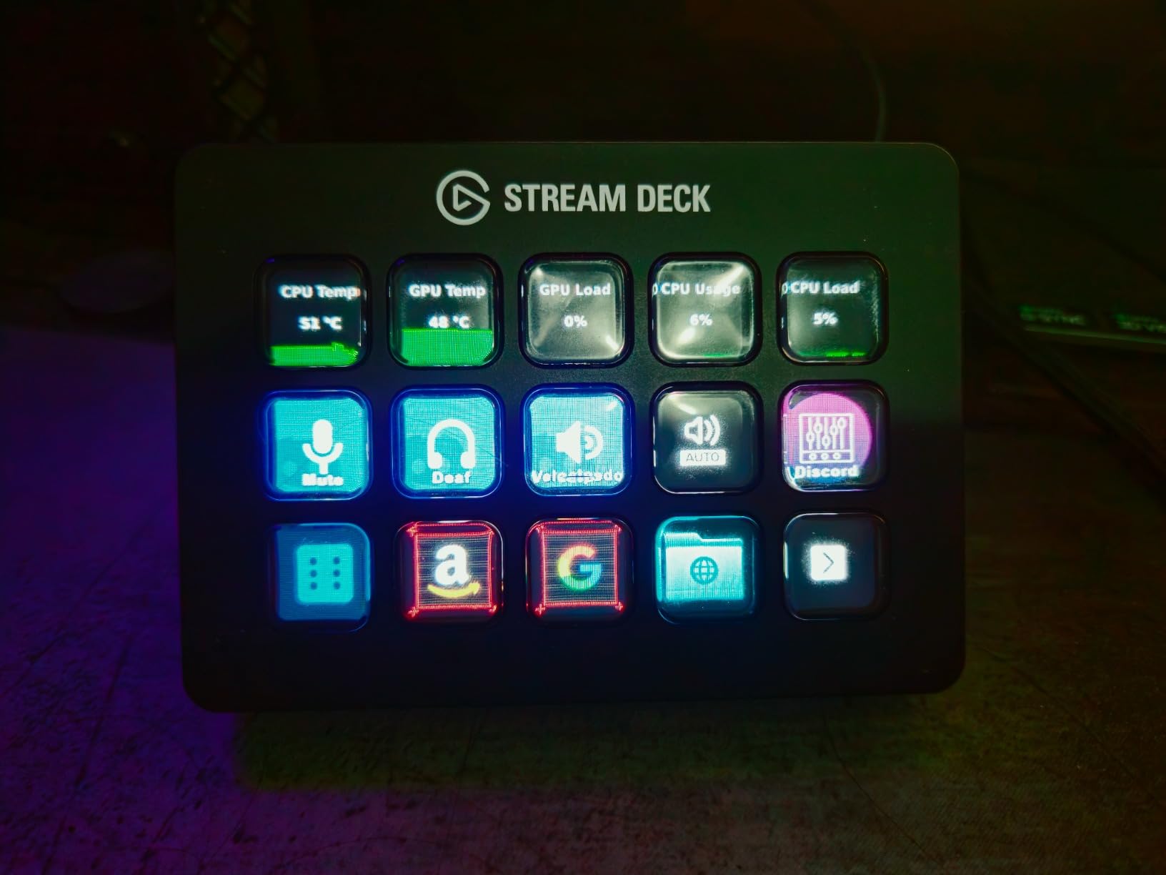 Elgato Stream Deck MK.2 Studio Controller, 15 Macro Keys customer photo 1