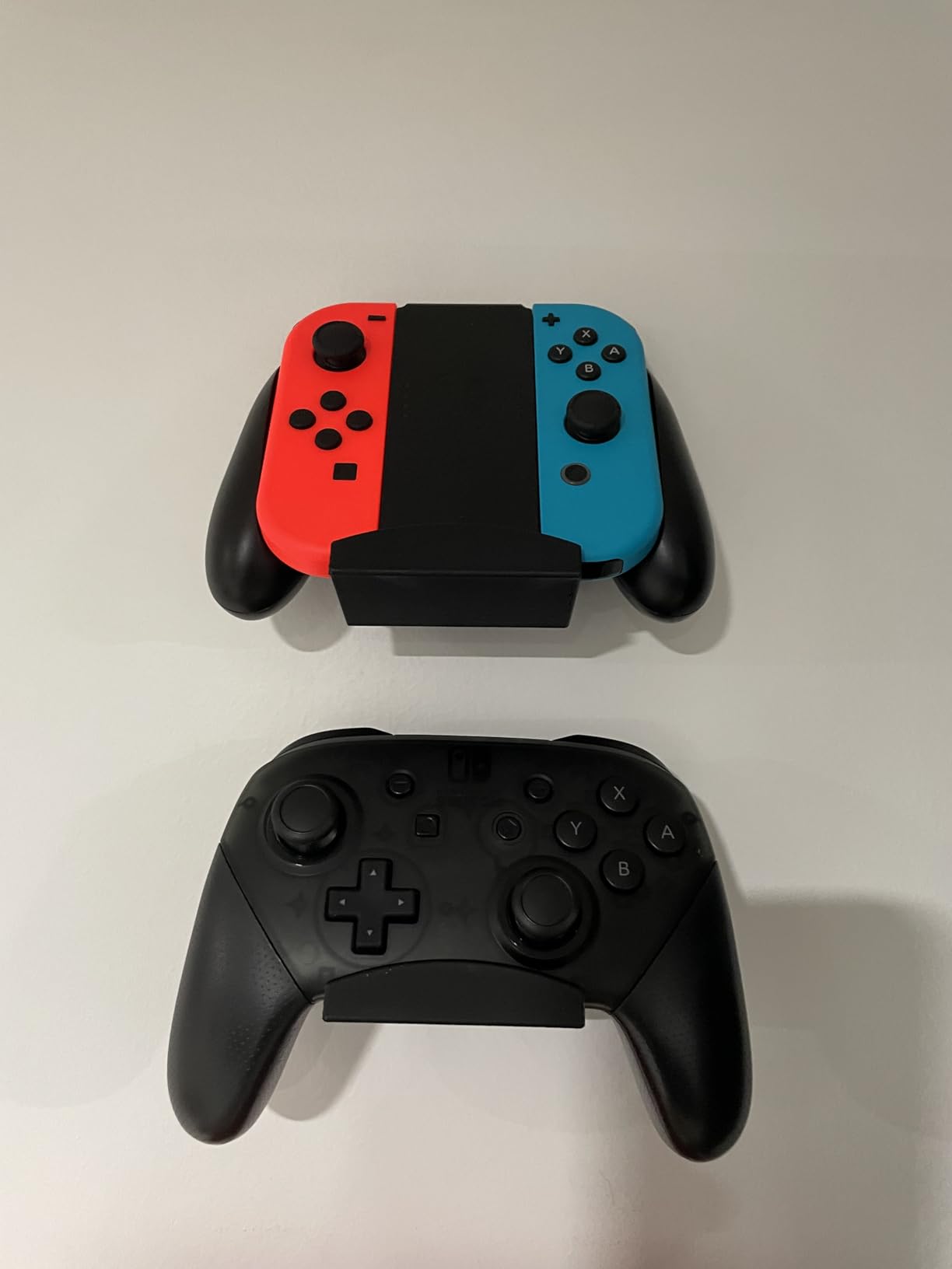 BRAINWAVZ Game Controller Holder Wall Mount Stand (4 Pack) For XBOX, PS5, SERIES X, ONE, PS4, PS3, SWITCH, NINTENDO, PC & MORE, Fits Latest & Retro Gamepads, Stick On, Easy To Install, UGC1 customer photo 1