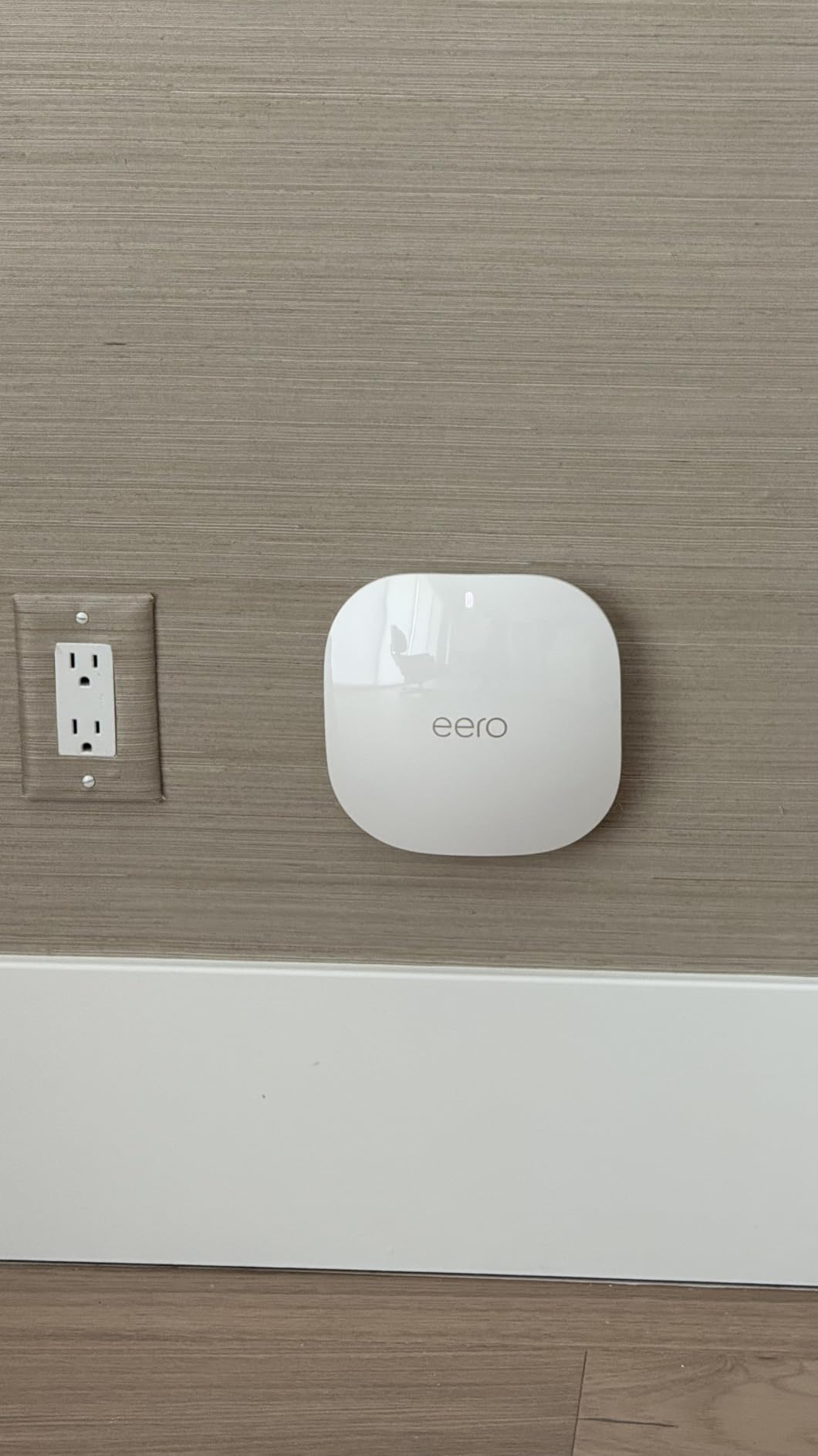 Amazon eero PoE 6 - Ceiling/wall-mountable, Dual-band Wi-Fi 6 access point, PoE powered, AC adapter not included customer photo 2