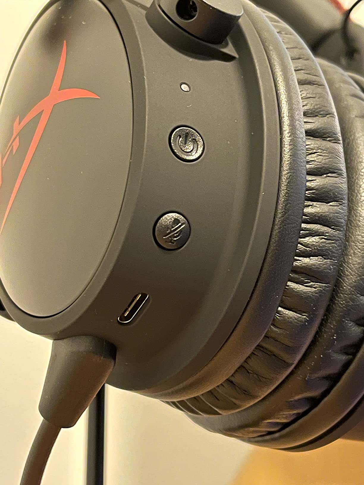 Cloud Alpha Wireless - Gaming Headset for PC, 300-hour battery life, DTS Headphone:X Spatial Audio, Memory foam, Dual Chamber Drivers, Noise-canceling mic, Durable aluminum frame, Red customer photo 2