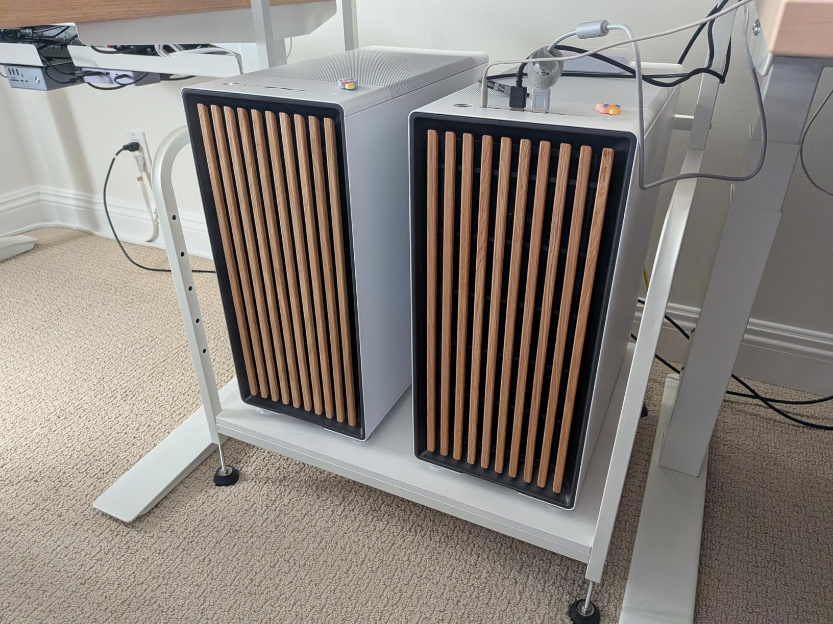 Fractal Design North - Genuine Walnut Wood Front - Mesh Side Panels - Two 140mm Aspect PWM Fans Included - ATX Airflow Mid Tower PC Gaming Case, Charcoal Black customer photo 2