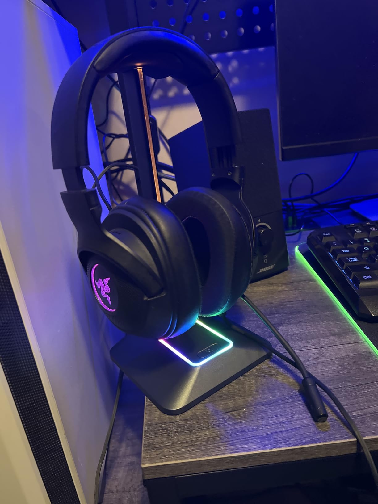 New Bee Headphone Stand with RGB Lighting, Sturdy Aluminum Gaming Headset Holder with USB-C & USB Charging Ports, Stable Desktop Earphone Stand for All Headphone Sizes, Black customer photo 1