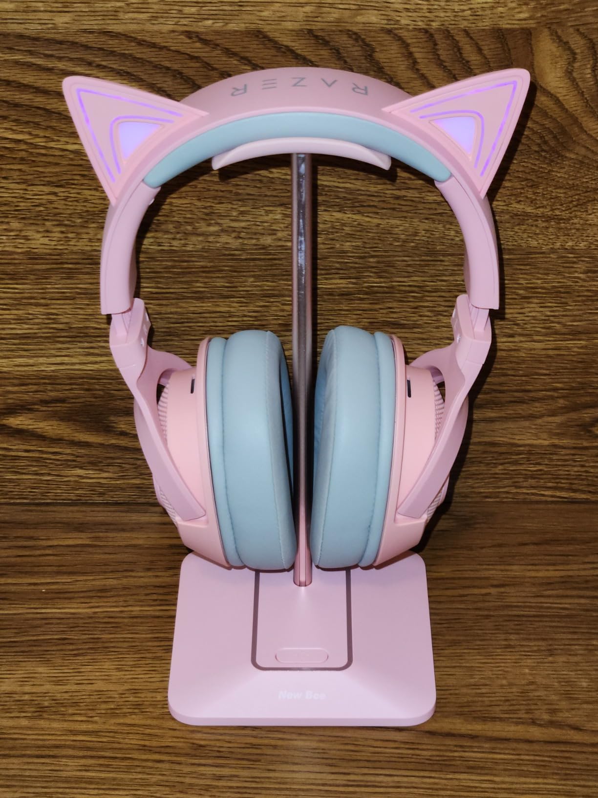 New Bee Headphone Stand with RGB Lighting, Sturdy Aluminum Gaming Headset Holder with USB-C & USB Charging Ports, Stable Desktop Earphone Stand for All Headphone Sizes, Black customer photo 2