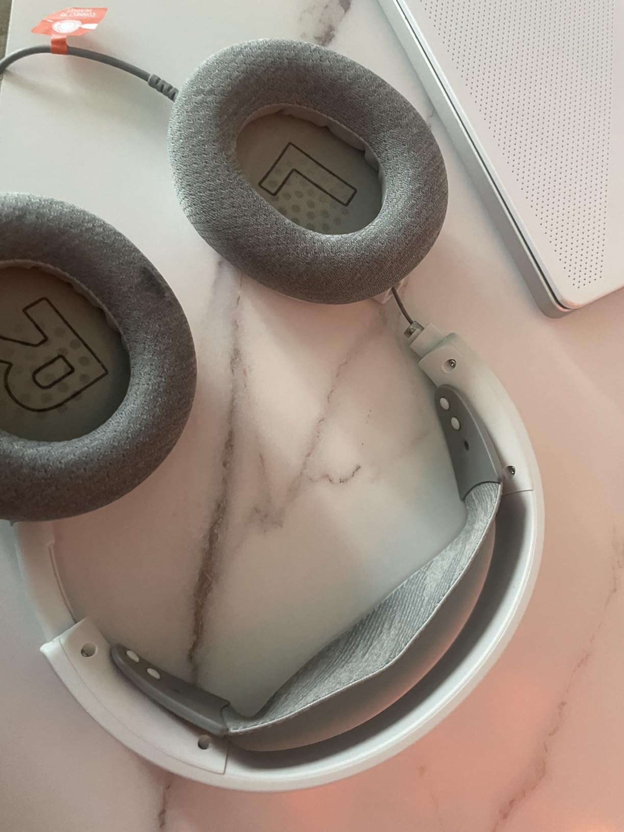 Arctis Nova 1P Multi-System Gaming Headset - Hi-Fi Drivers - 360° Spatial Audio - Comfort Design - Durable - Lightweight - Noise-Cancelling Mic - PS5/PS4, PC, Xbox, Switch - White customer photo 2