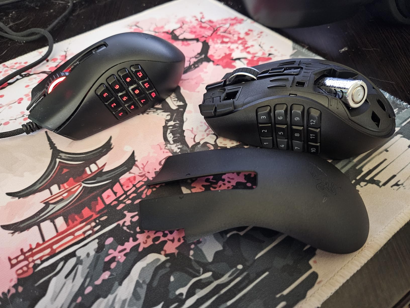 Razer Naga V2 HyperSpeed Wireless MMO Gaming Mouse, 400 Hr Battery, Black | 19 Programmable Buttons, HyperScroll Technology, Focus Pro 30K Optical Sensor, Mechanical Mouse Switches Gen-2 customer photo 1