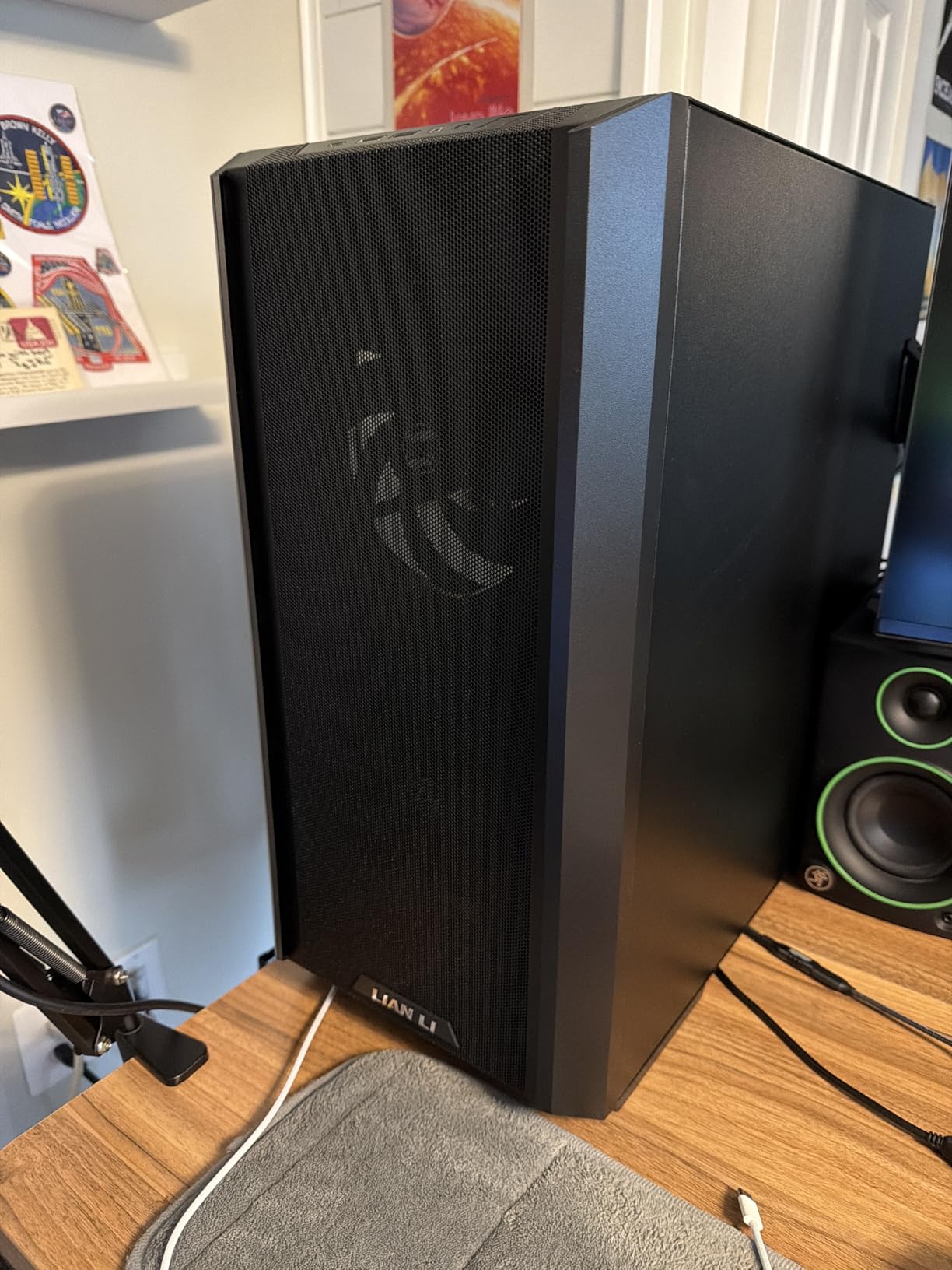 Lian Li Lancool 216 Mid-Tower Airflow Case - 3 PWM Fans - Black - LANCOOL 216-X | High Cooling Performance, Dual Front 160MM PWM Fans & 1 Rear 140MM PWM Fan, Airflow Focused, Up to 10 Fans customer photo 2