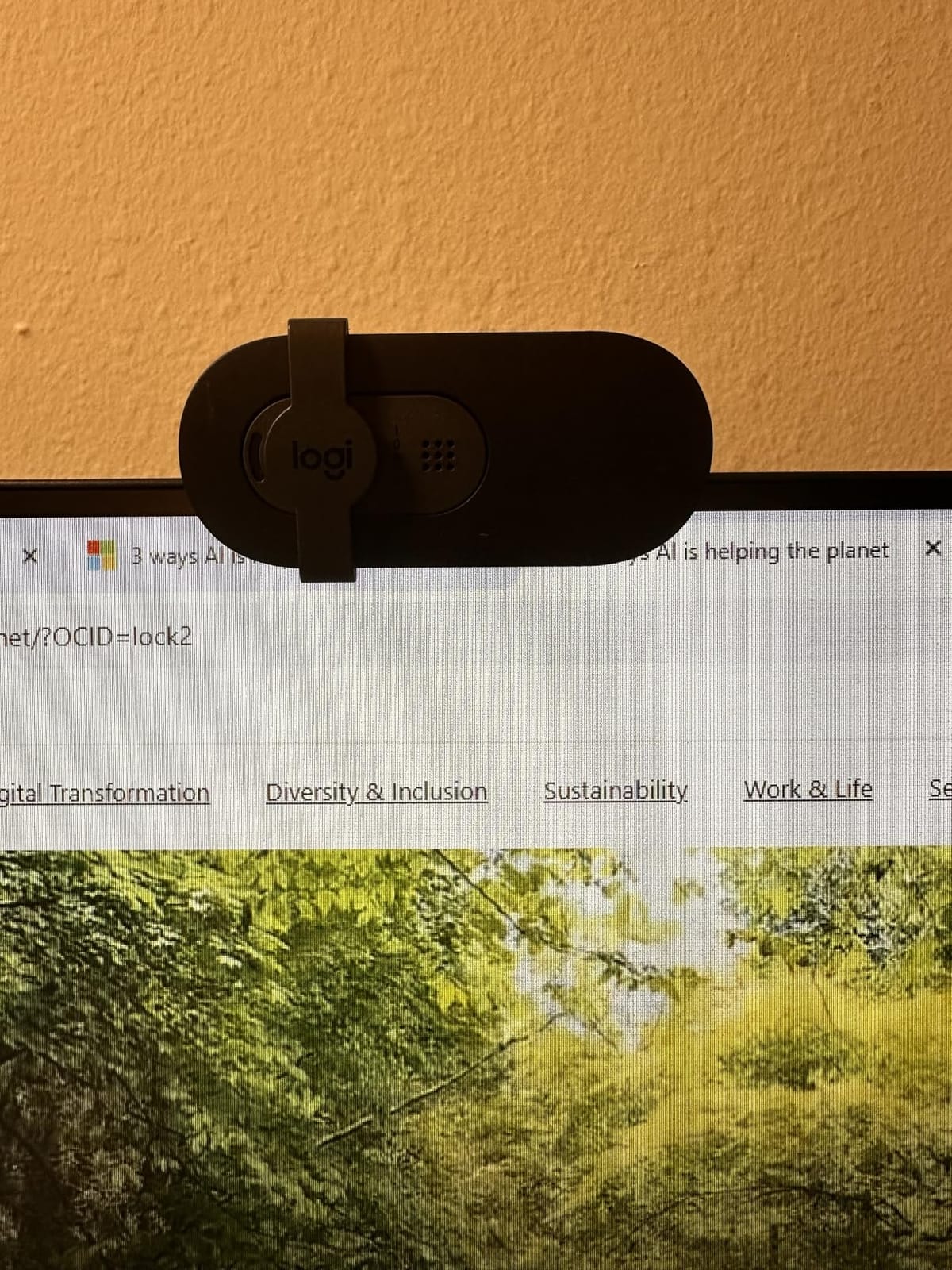 Logitech Brio 101 Full HD 1080p Webcam for Streaming and Meetings - Black | 1080p with auto-light correction, built-in mic, privacy shutter, USB-A, compatible with Teams, Google Meet, Zoom and more customer photo 1