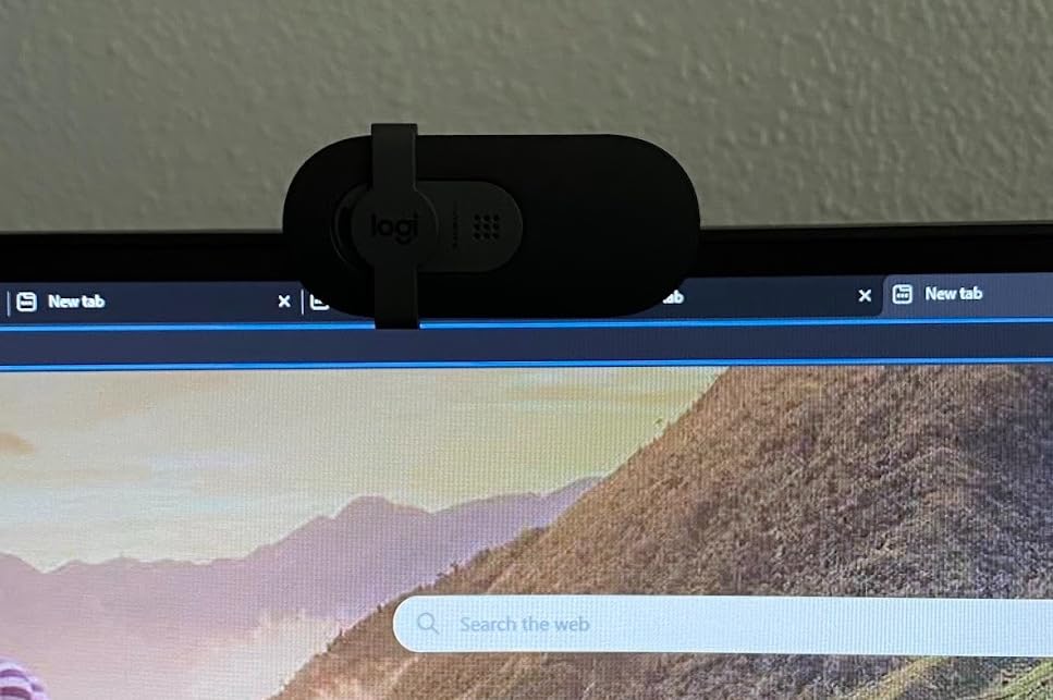 Logitech Brio 101 Full HD 1080p Webcam for Streaming and Meetings - Black | 1080p with auto-light correction, built-in mic, privacy shutter, USB-A, compatible with Teams, Google Meet, Zoom and more customer photo 2