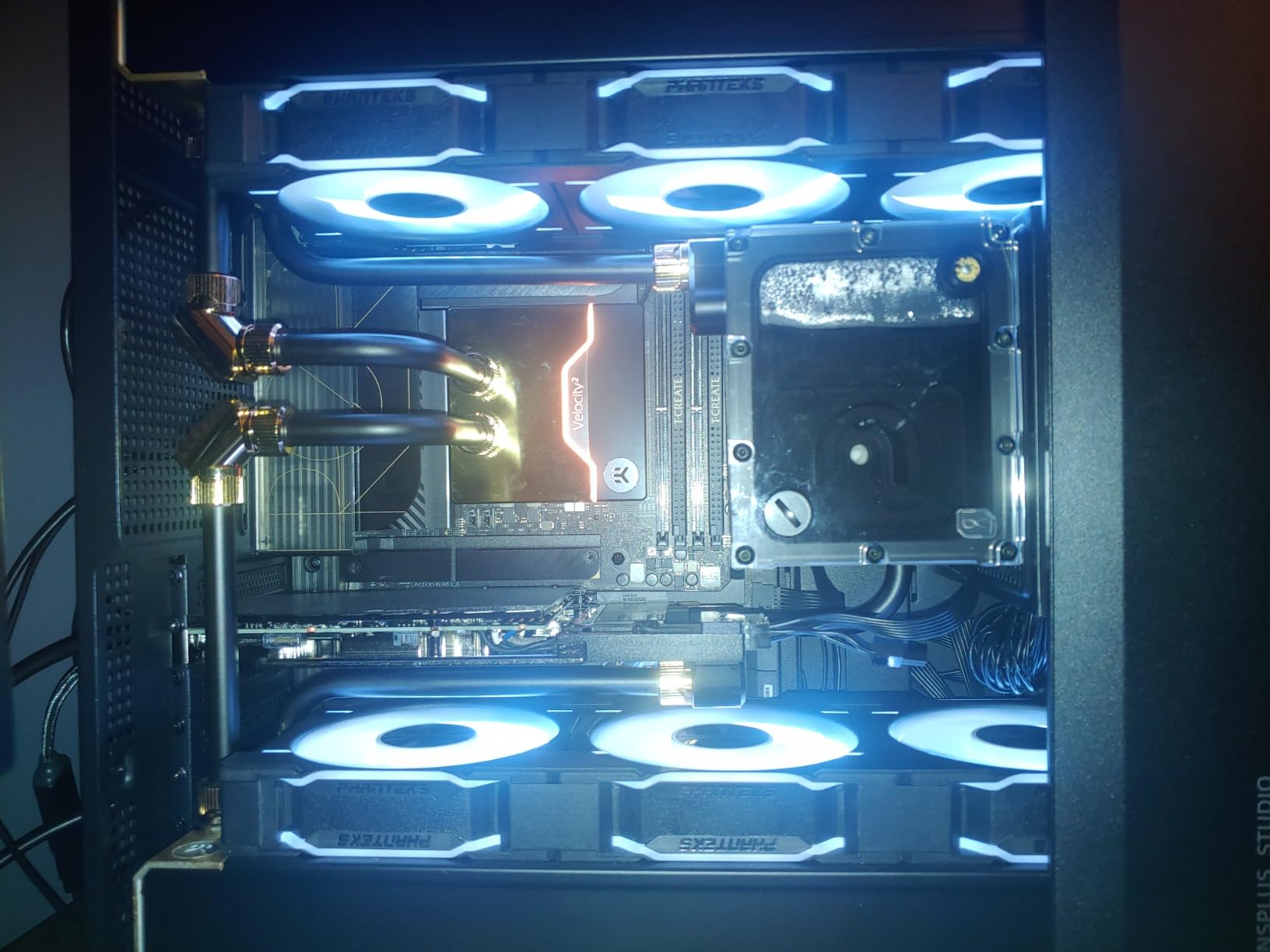 Phanteks PH-F120D30 DRGB PWM 120mm Fan 3-Pack (White) - PH-F120D30_DRGB_PWM_WT01_3P customer photo 2