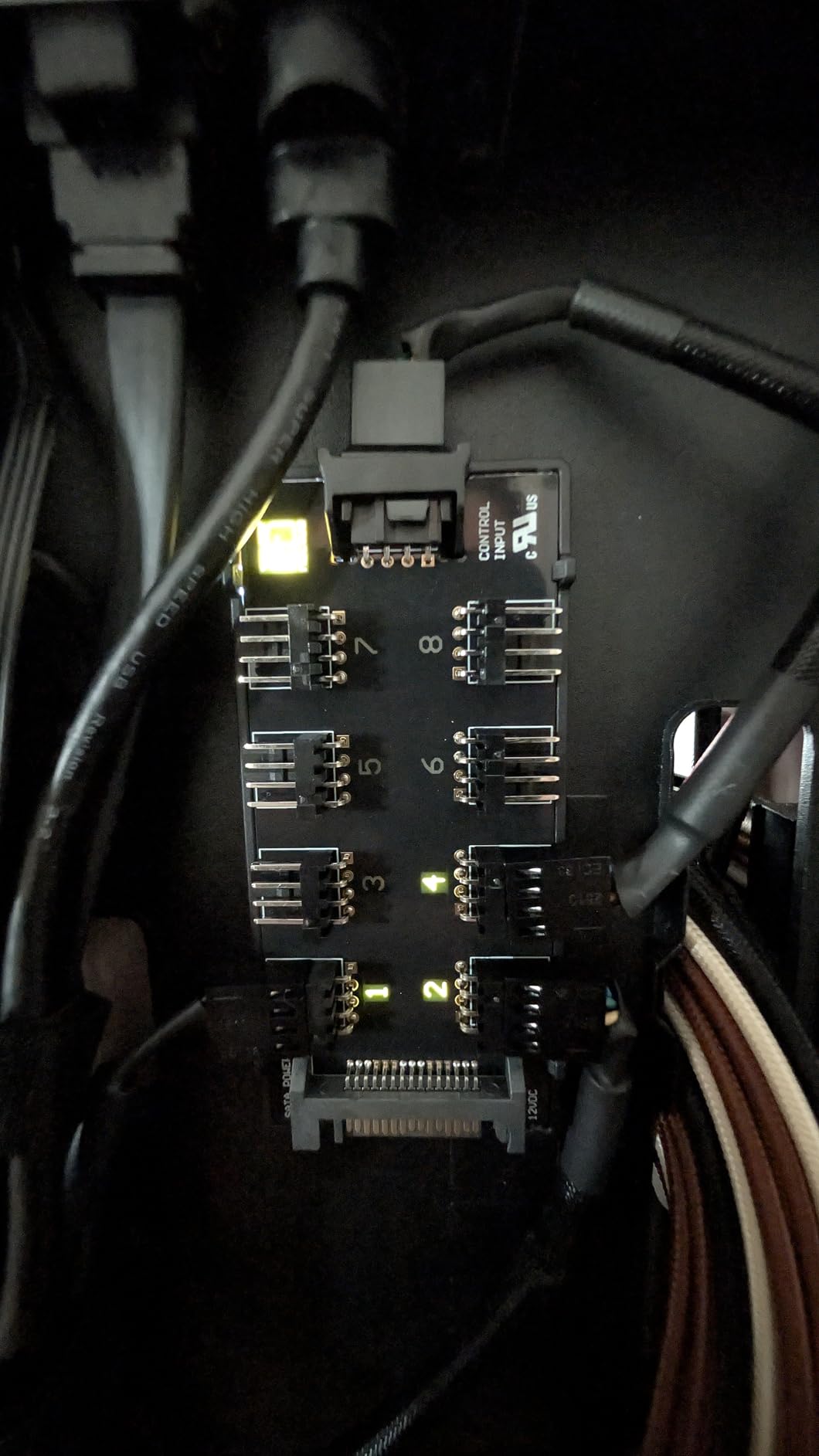 Noctua NA-FH1, 8-Port PWM Fan Hub, Magnetic with Short Circuit Protection | Supports Up To Eight 12V and 5V Fans, SATA Power Input, Up To 54W Output, Toolless Magnetic Installation, Status LEDs customer photo 1