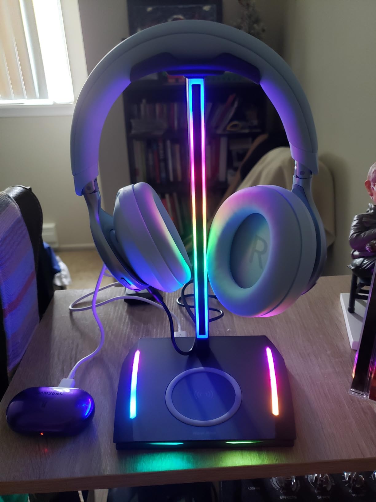 New Bee RGB Headphone Stand with 2 USB-C & 1 USB Charging Ports, Desk Gaming Headset Holder with 7 Light Modes and Non-Slip Rubber Base customer photo 2
