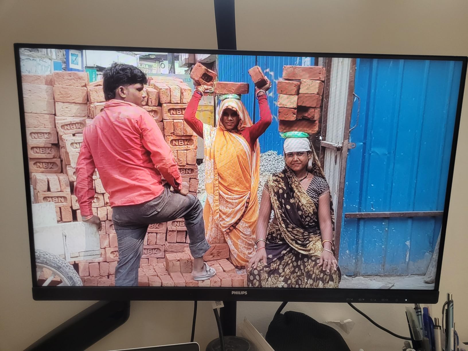 Philips 24 Inch Computer Monitor FHD 100Hz VA VESA Flicker-Free, 241V8LB | 1920×1080 LED Monitor, 4ms GtG, Adaptive Sync, HDMI 1.4, Tilt Adjust, Low Blue Light, 4yr Advance Replacement Warranty customer photo 1