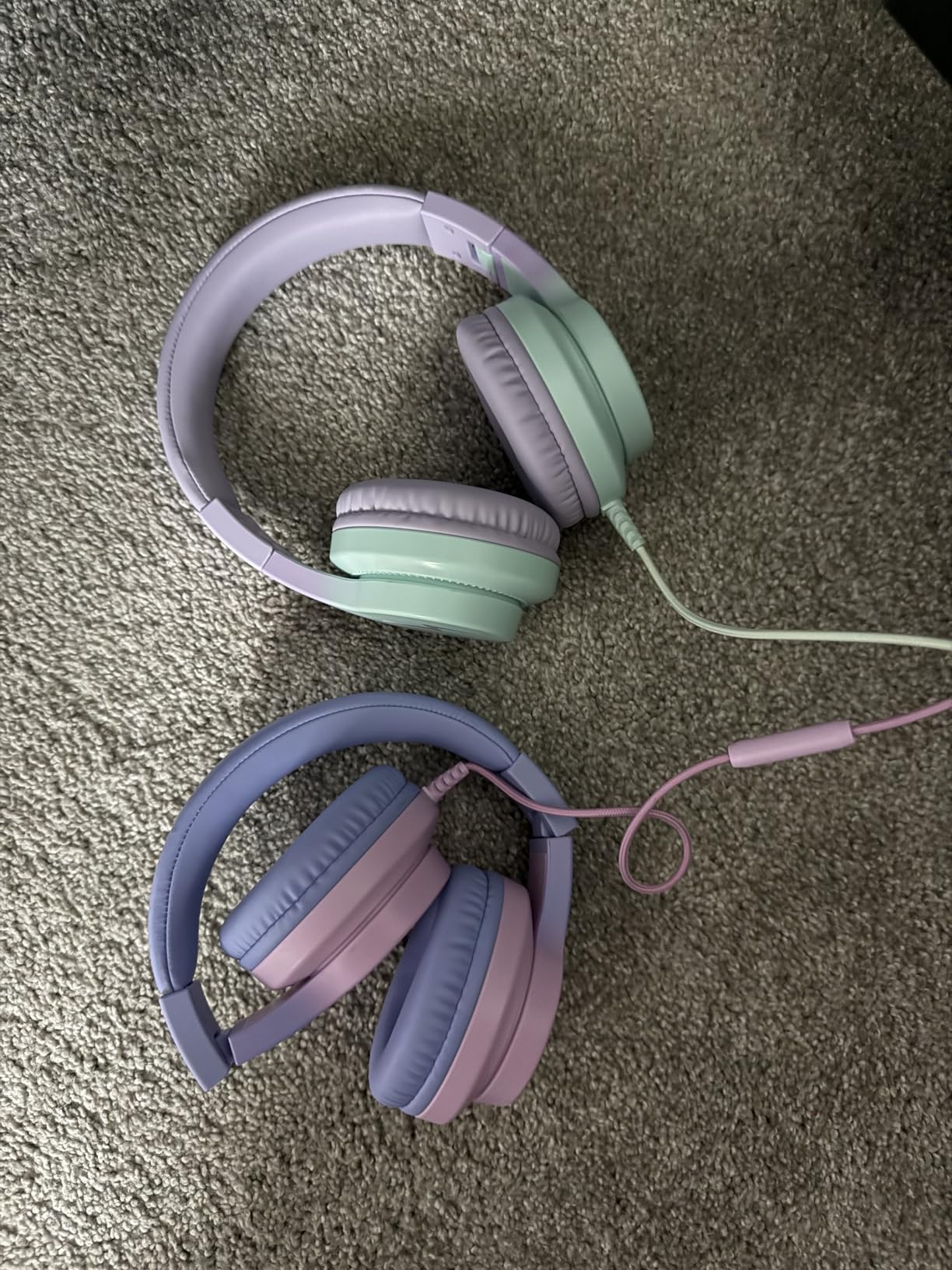 Candy Bila Wired Kids Headphones with Microphone, 85dB Safe Volume | Volume Limiter 85/94dB, HD Stereo Sound, Microphone and Wired Control,Foldable Design, Gradient Purple customer photo 1