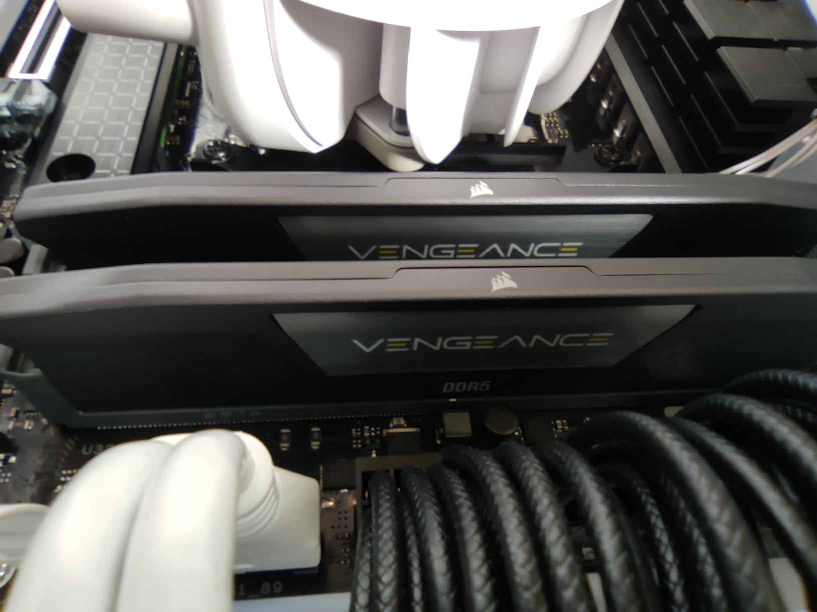 CORSAIR Vengeance DDR5 RAM 32GB (2x16GB) Up to 6000MHz CL30-36-36-76 1.40V AMD EXPO Intel XMP 3.0 Computer Memory - Grey (CMK32GX5M2B6000Z30) customer photo 1