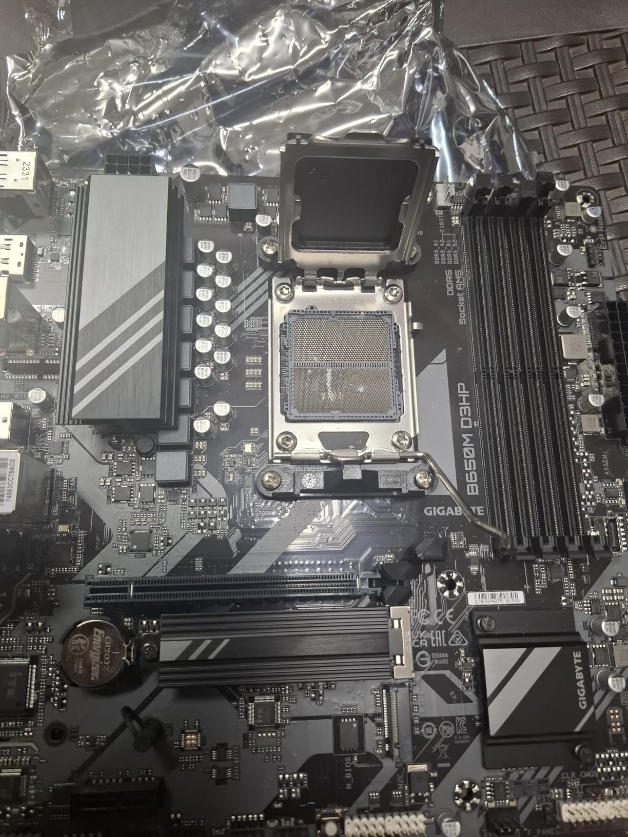 GIGABYTE B650M D3HP AMD AM5 mATX Motherboard, Support Ryzen 9000/8000/7000 Series, DDR5, 5+2+2 Power Phase, 2X M.2, PCIe 4.0, USB-C 3.2 Gen 1, 2.5 GbE, EZ-Latch, Q-Flash, RGB Fusion customer photo 2