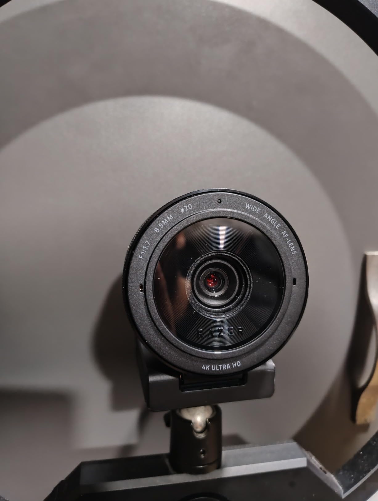 Razer Kiyo Pro Ultra 4K Webcam, Large Sensor, Built-in Mic and Shutter | Auto Light Correction, Pro Grade Content Creation, Streaming, Gaming, Video Calls, Works with PC, OBS, Zoom, Teams customer photo 2