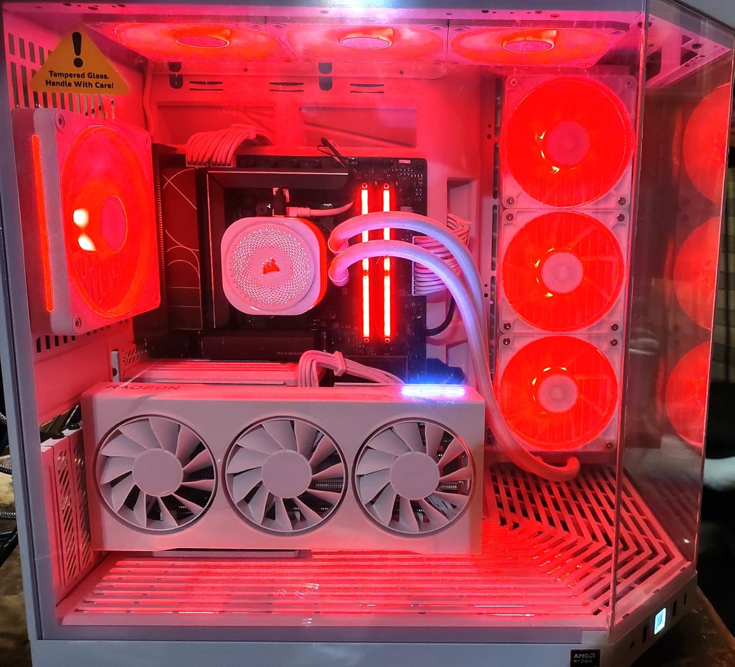 Hyte Y70 Modern Aesthetic Gaming PC Case - Panoramic Glass, Dual Chamber ATX Mid-Tower - Snow White customer photo 1