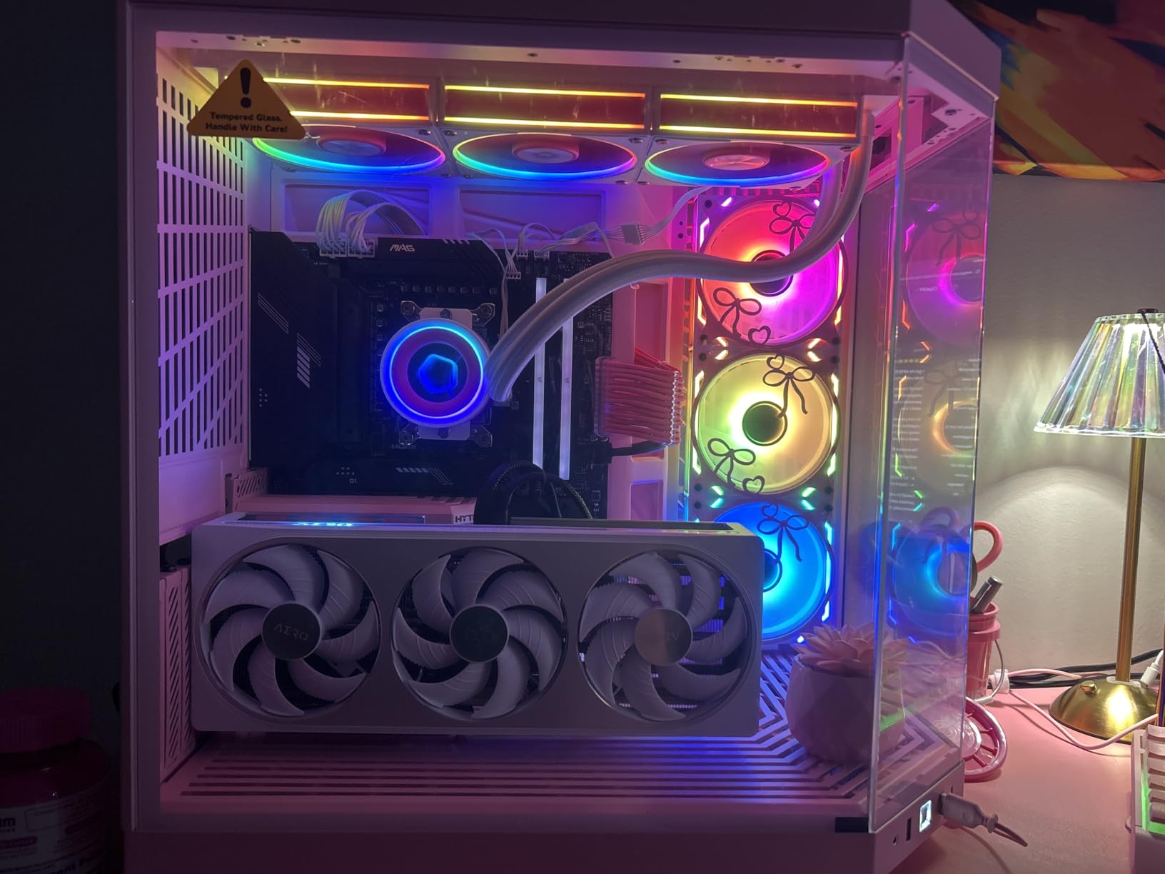 Hyte Y70 Modern Aesthetic Gaming PC Case - Panoramic Glass, Dual Chamber ATX Mid-Tower - Snow White customer photo 2