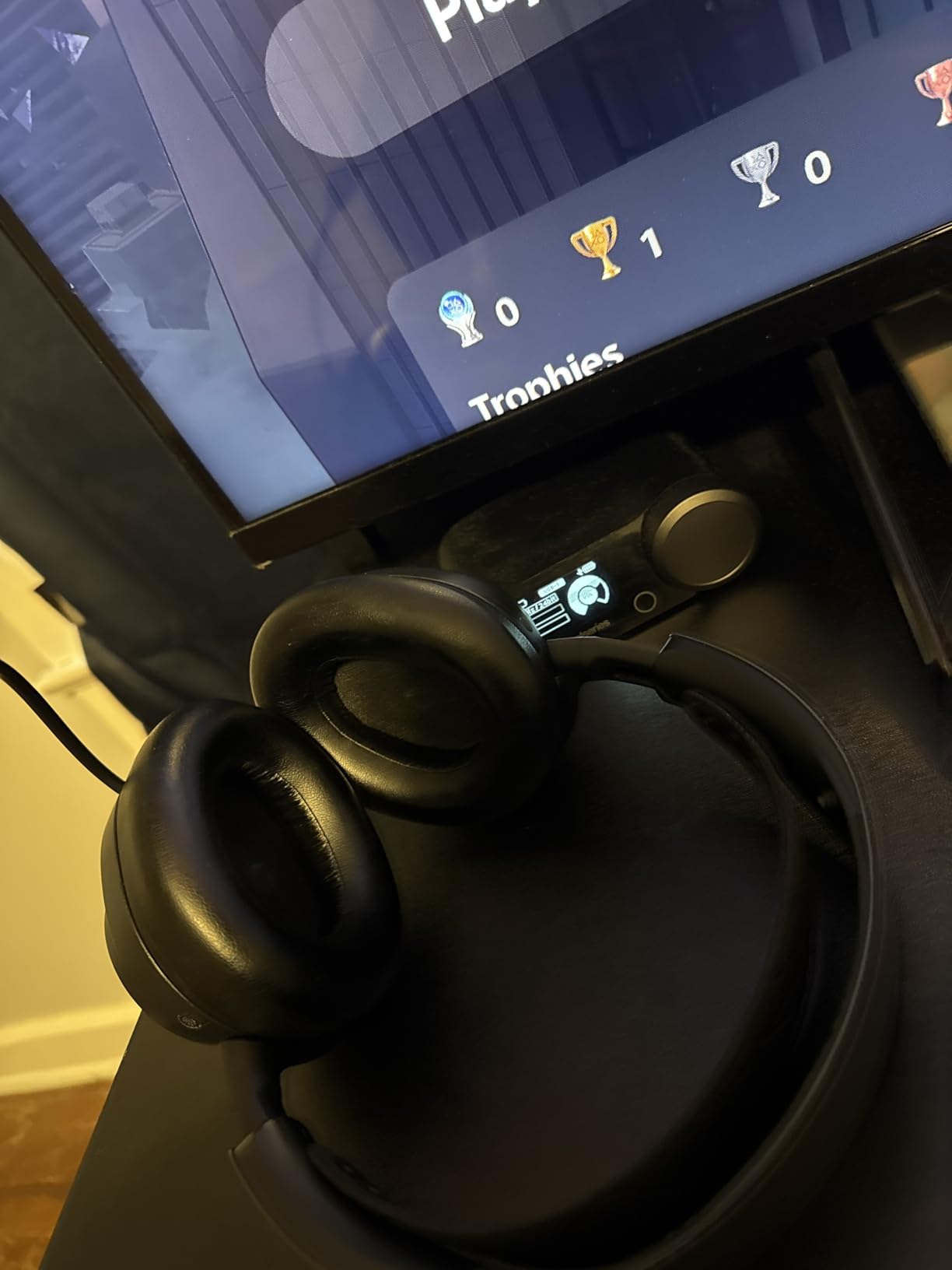 SteelSeries Arctis Nova Pro Wireless Multi-System Gaming Headset - Neodymium Magnetic Drivers - Active Noise Cancellation - Infinity Power System - Gen 2 Mic - PS5, PS4, PC, Switch, Mobile - White customer photo 2