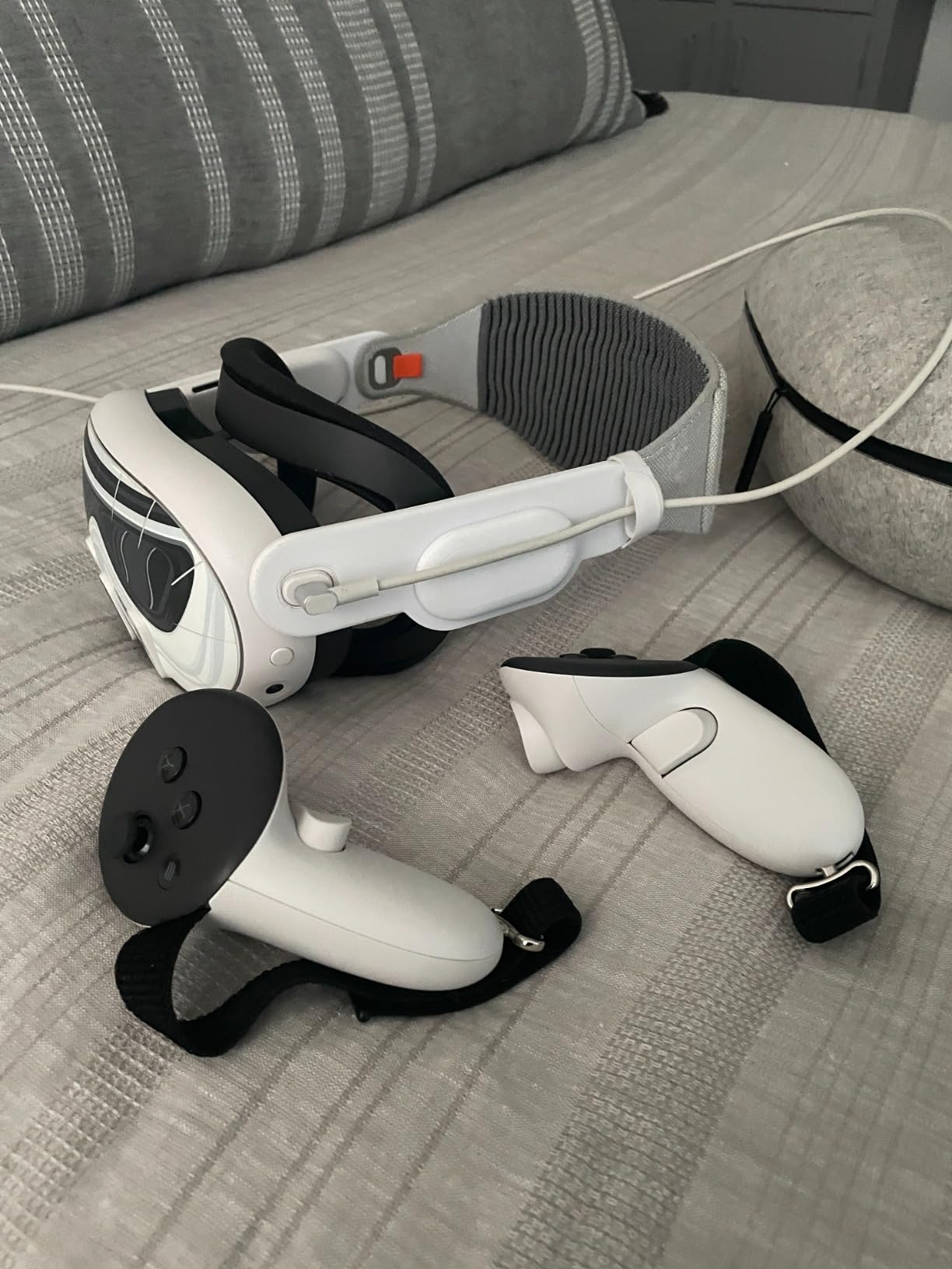 HZLucki VR Controller Grips Cover for Meta Quest 3S / Quest 3, Anti-Slip Accessories with Adjustable Hook and Loop Knuckle Straps, Compatible with Official Contactless Charging Dock customer photo 1