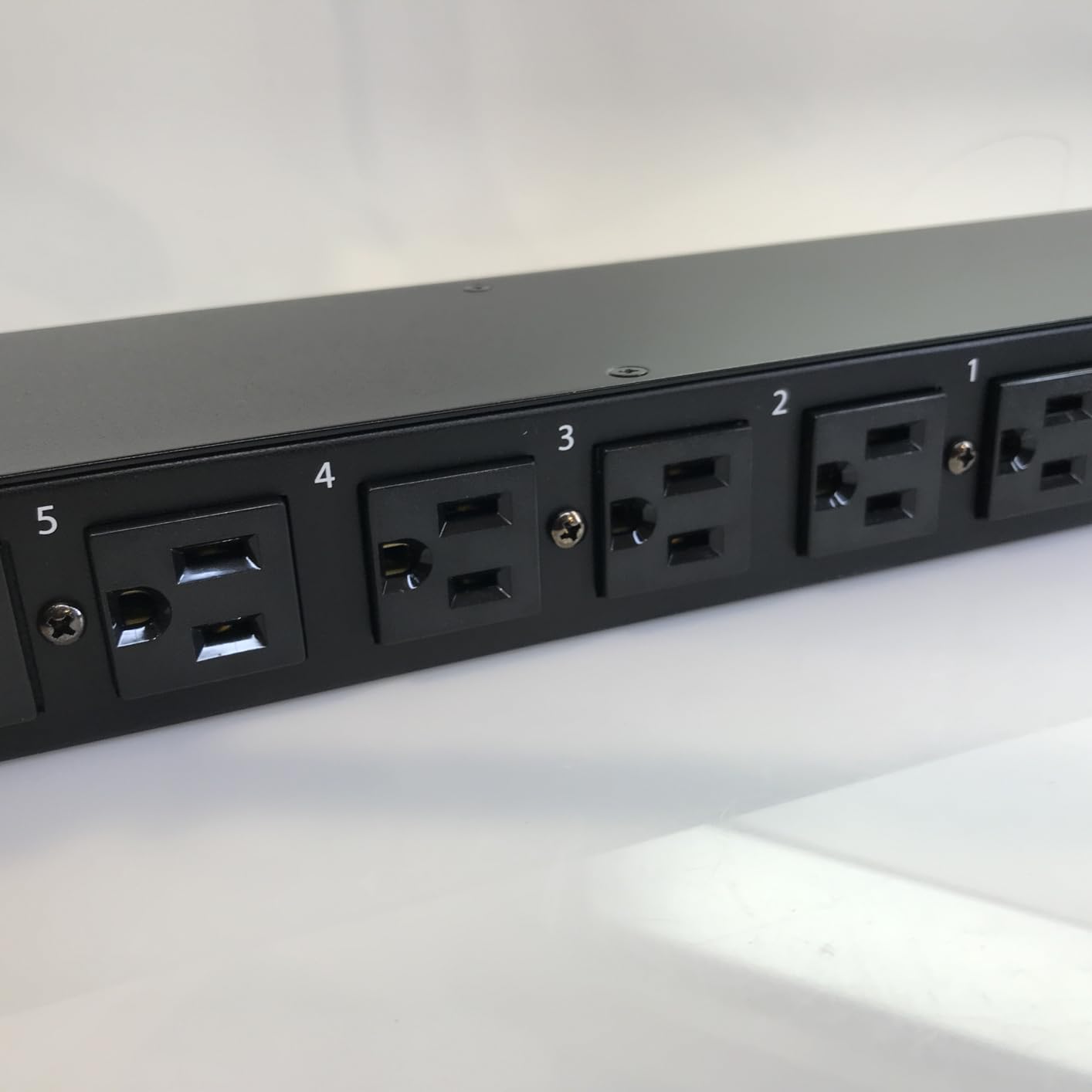 StarTech 8-Outlet 1U Switched PDU, 15A, TAA, 125V (8NS8-RACK-MOUNT-PDU) customer photo 1