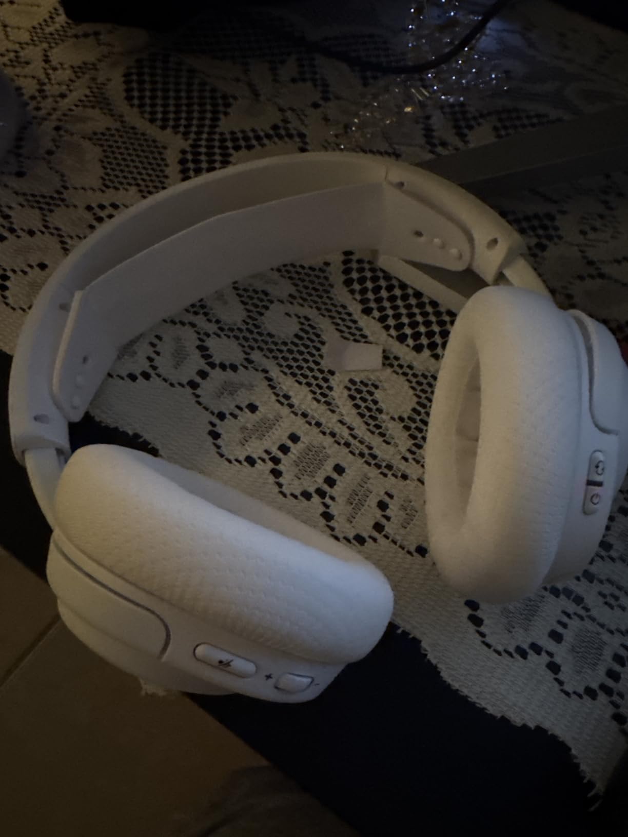 SteelSeries Arctis Nova 5P Wireless Multi-System Gaming Headset - White - Neodymium Magnetic Drivers - 100+ Audio Presets - 60 HR Battery - 2.4GHz or BT - Gen2.X Mic - PS5, PS4, PC, Switch, Mobile customer photo 1