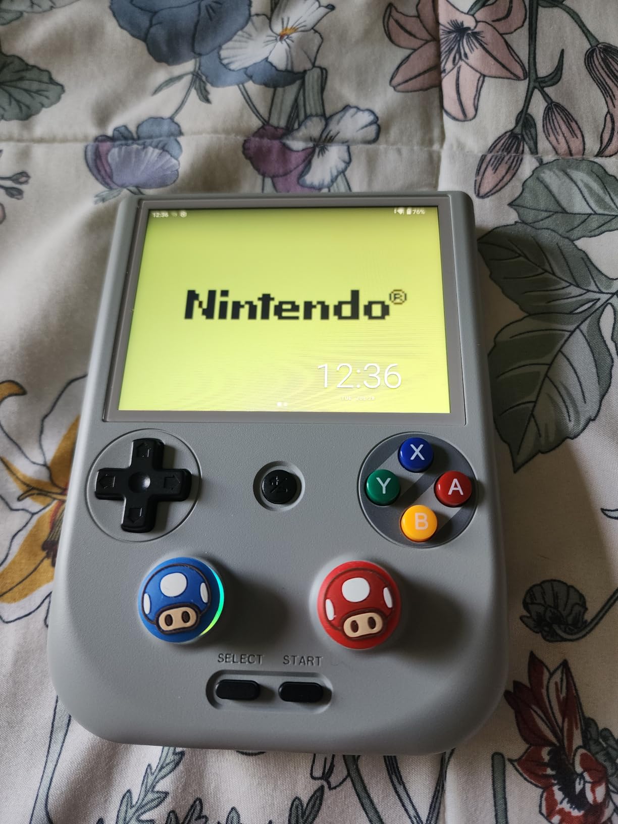 RG406V Handheld Game Console RG 406V 4-inch IPS Multi-touch Screen Retro Game Console No Card Android 13 Retro Emulator RG406V 5500mAh Battery 1080p DP WIFI Bluetooth Beige White customer photo 1