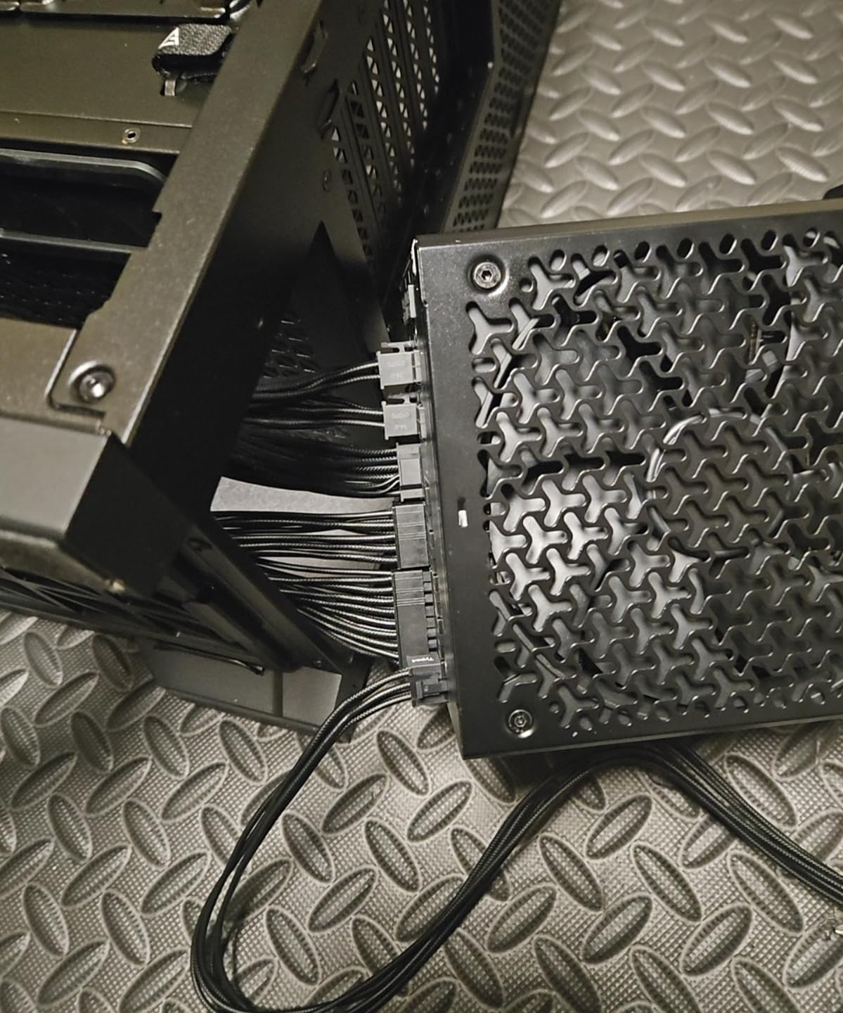 CORSAIR RM1000x Fully Modular Low-Noise ATX Power Supply - ATX 3.1 Compliant - PCIe 5.1 Support - Cybenetics Gold Efficiency - Native 12V-2x6 Connector - Black customer photo 1