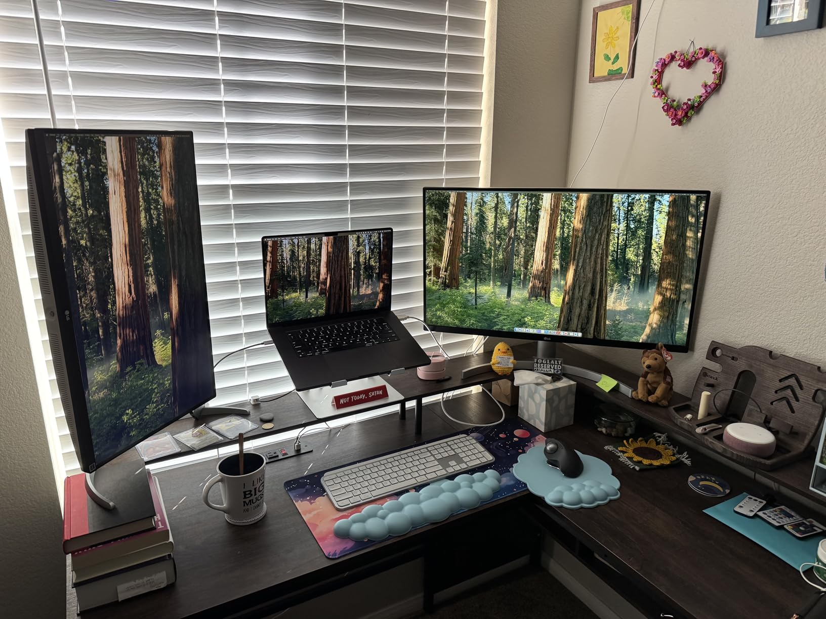 LG 27UP650K-W 27-inch Ultrafine 4K UHD (3840 x 2160) IPS Computer Monitor, 60Hz, 5ms, DisplayHDR 400, Reader Mode, Flicker Safe, HDMI, DisplayPort, Tilt/Height/Pivot Adjustable Stand, White customer photo 1