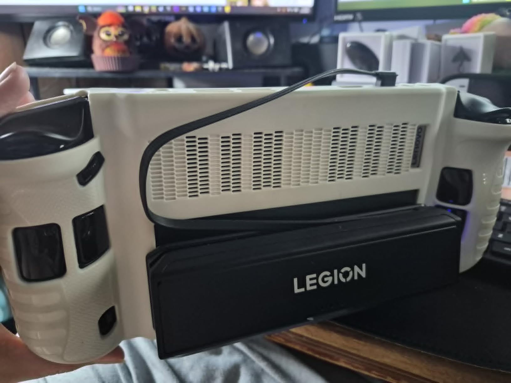 Lenovo Legion Go 65W 12800 Power Bank, Portable Power for Handheld Gaming and Other Devices, USB-C Integrated Cable, Magnetic Attach, Built-in Stand customer photo 1