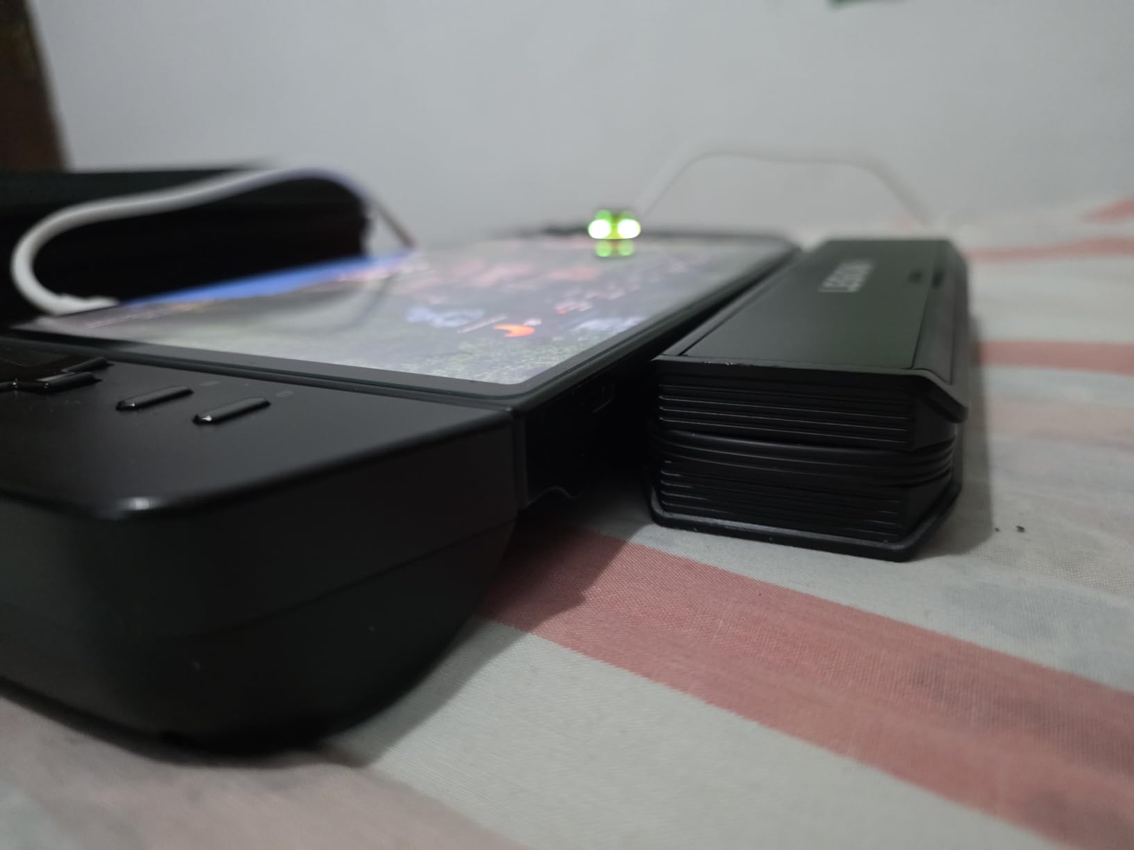 Lenovo Legion Go 65W 12800 Power Bank, Portable Power for Handheld Gaming and Other Devices, USB-C Integrated Cable, Magnetic Attach, Built-in Stand customer photo 2