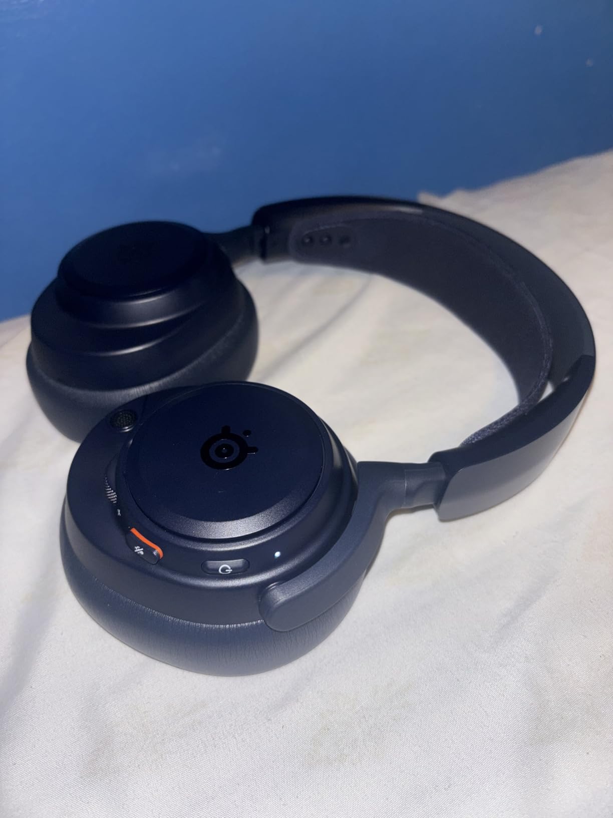 SteelSeries Arctis Nova Pro Omni - Hi-Res Wireless Gaming Headset, 96kHz/24bit, ANC, ClearCast Pro Mic, AI Noise Rejection, Mobile App, Mix 2.4GHz + BT, OmniPlay PC+PlayStation+Xbox - Midnight Blue customer photo 2