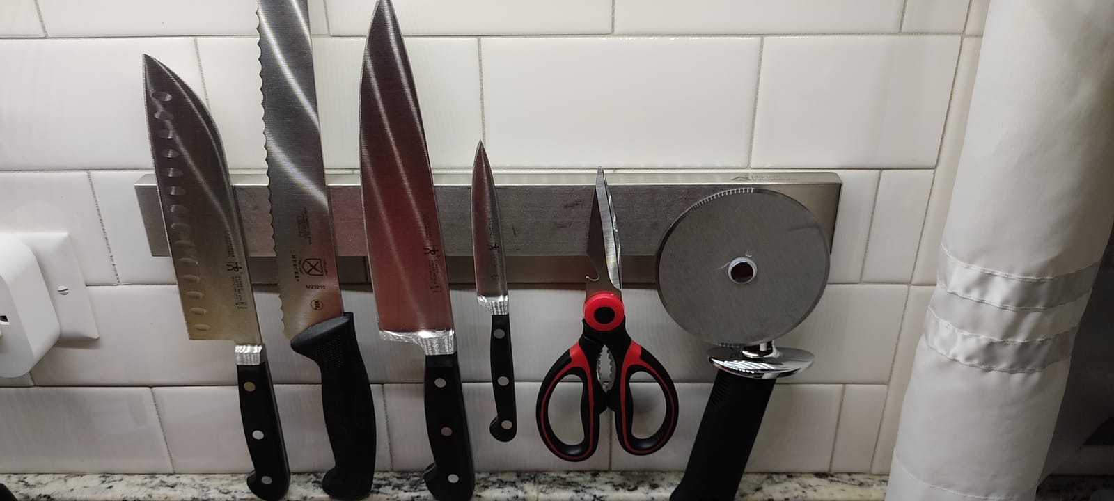 HENCKELS Classic Razor-Sharp Hollow Edge Santoku Knife 7 inch, German Engineered Informed by 100+ Years of Mastery customer photo 1