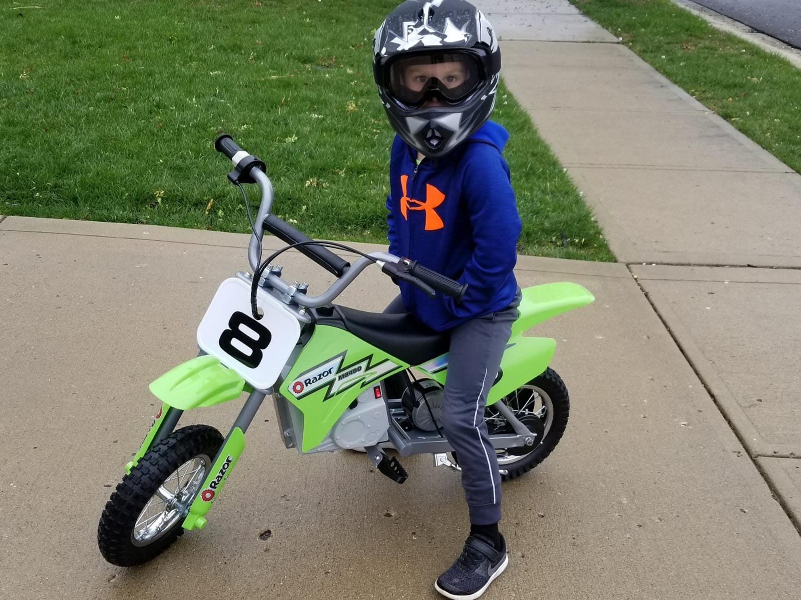 Razor MX400 Dirt Rocket Electric Bike for Kids Ages 8+, 140 Pounds Max Weight, Green – 24-Volt Battery, up to 14 Mph, 30-Minute High Speed Ride Time, Twist-Grip Throttle, 12-Inch Pneumatic Tires customer photo 1